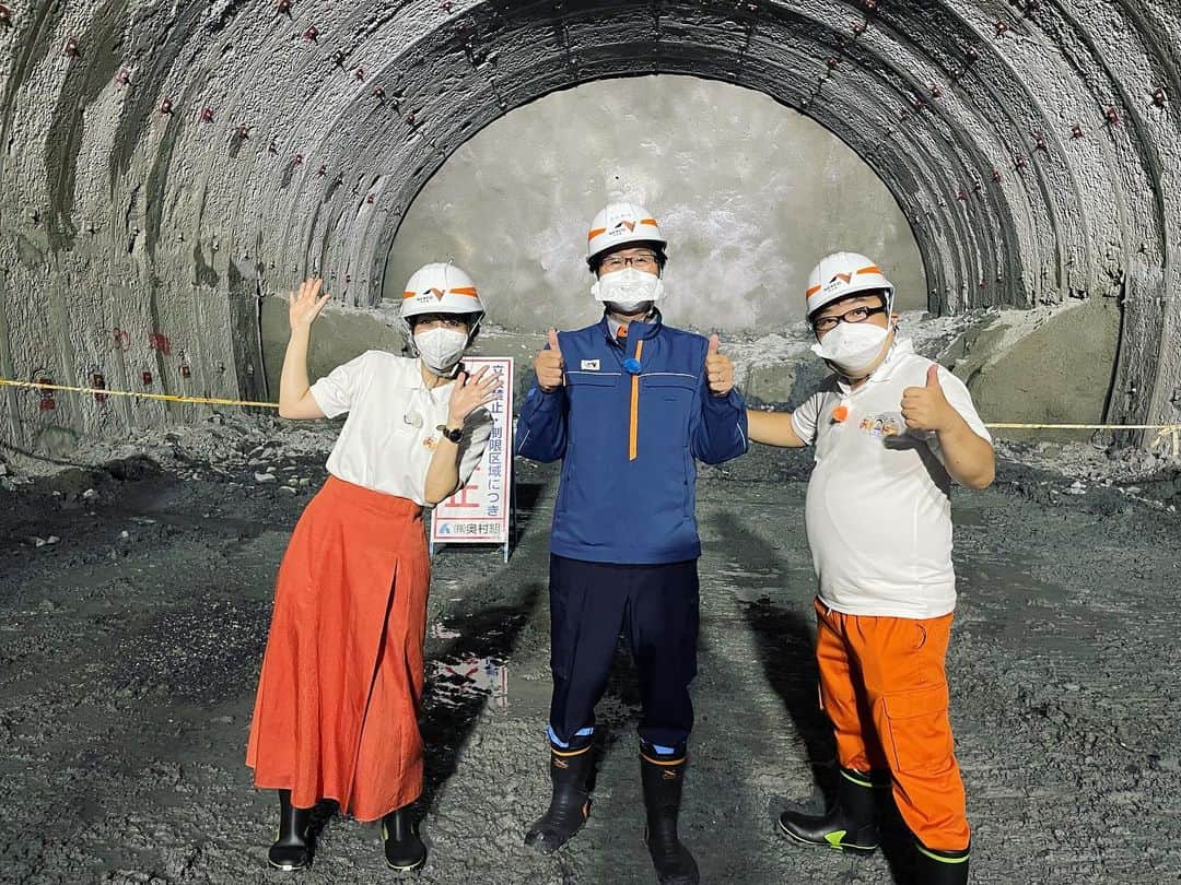 白井奈津さんのインスタグラム写真 - (白井奈津Instagram)「こないだの土曜日放送だった「あまドラ」ではなんと‼︎  岐阜県海津市の養老トンネルの工事現場を見学しました😳✨🛣️  普段はみることができない掘削現場に天野さんと共にめちゃくちゃ興奮✨✨  そもそもトンネルの掘り方自体知らなかったですし 全長約4.8kmのトンネルですが 1日掘れるのは2m程と聞いた時もびっくりでした…😳  現場のみなさんの毎日毎日積み重ねて行く作業によって 安全安心に通れるトンネルが開通するんだなぁと感動‼︎ いろんな方の努力と想いを感じながら車で走る日が楽しみです🔥🔥  このトンネルが完成すると、岐阜県と三重県が初めて高速道路でつながるのっっ👏✨ 便利になるねーー☺️ 2026年度の開通予定‼︎ あまドラ号で走るぞぉおおお🚗  #あまドラ #テレビ愛知 #養老トンネル  #東海環状自動車道  #岐阜県海津市 #nexco中日本  #掘削現場 #工事現場 #トンネル #キャイーン #天野さん #あまのっち #ドライブ #ドライブ旅 #🚗」8月28日 19時41分 - shirai_natsu
