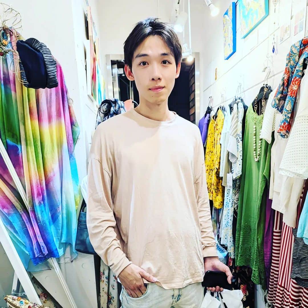 平井富子のインスタグラム：「Nice man appeared!  CanadaからRyanさんがアンシャンテに、、  日本は２回目。江の島で猫を多く見かけたとか。猫の楽園ですね。  学生さんかと思ったら社会人。香港出身で、明日、香港に帰るらしい。 香港には、２回行ったので、楽しく香港トークで盛り上がり〜  猫ちゃん、ワンちゃんグッズをチェックして頂きました。  また、日本に来たら、表参道に遊びに来て下さい〜」