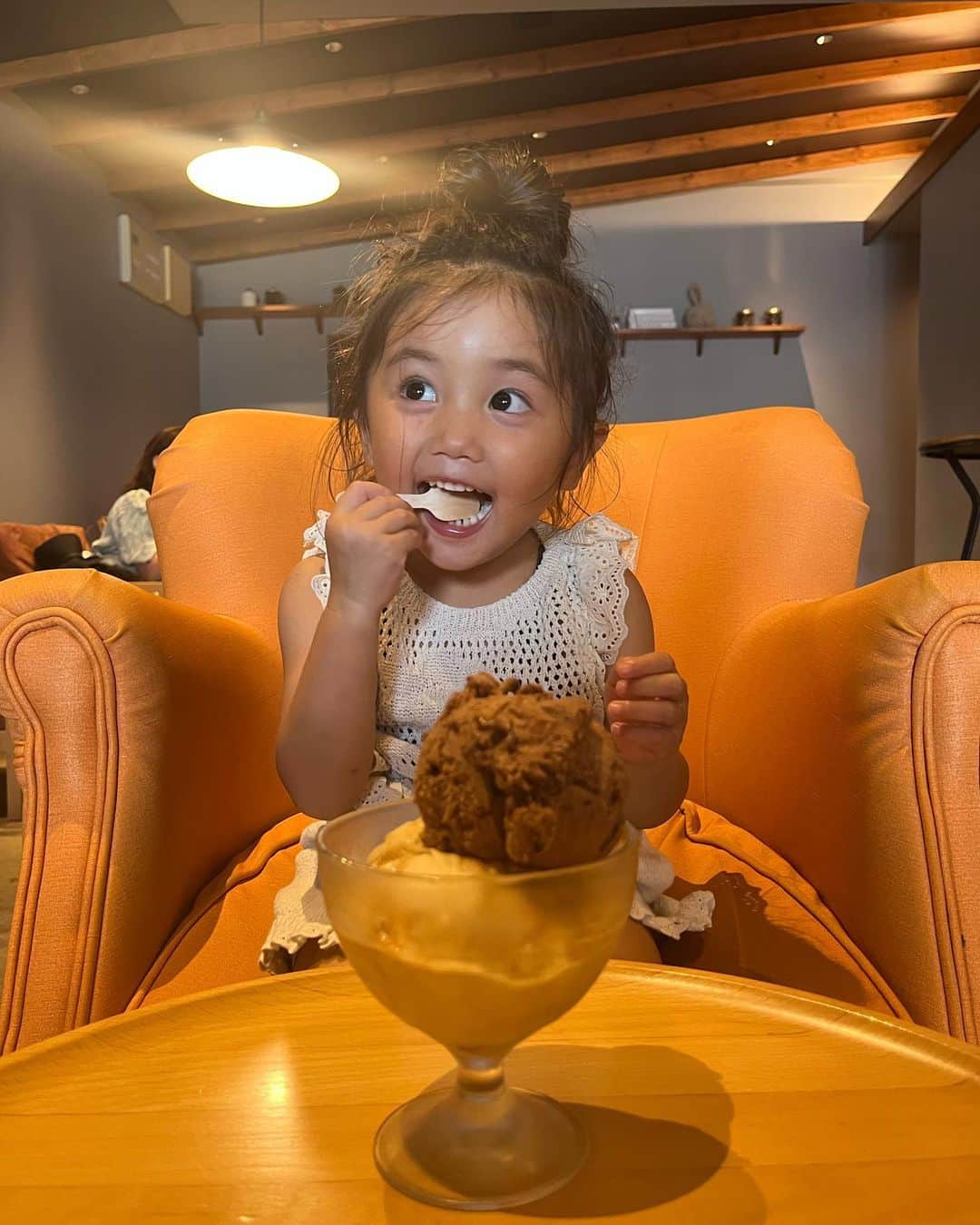 のインスタグラム：「撮影帰り🚃📸 頑張ったからヴィーガンアイス屋さんに寄りました🍨♡ 嬉しそう☺️  にこりんお疲れ様♡  #海のある生活 #海のある暮らし #インテリア #男の子ママ #女の子ママ #海の見える家 #3歳 #キッズコーデ #キッズモデル#interiordesign #interiorinspiration #interior」