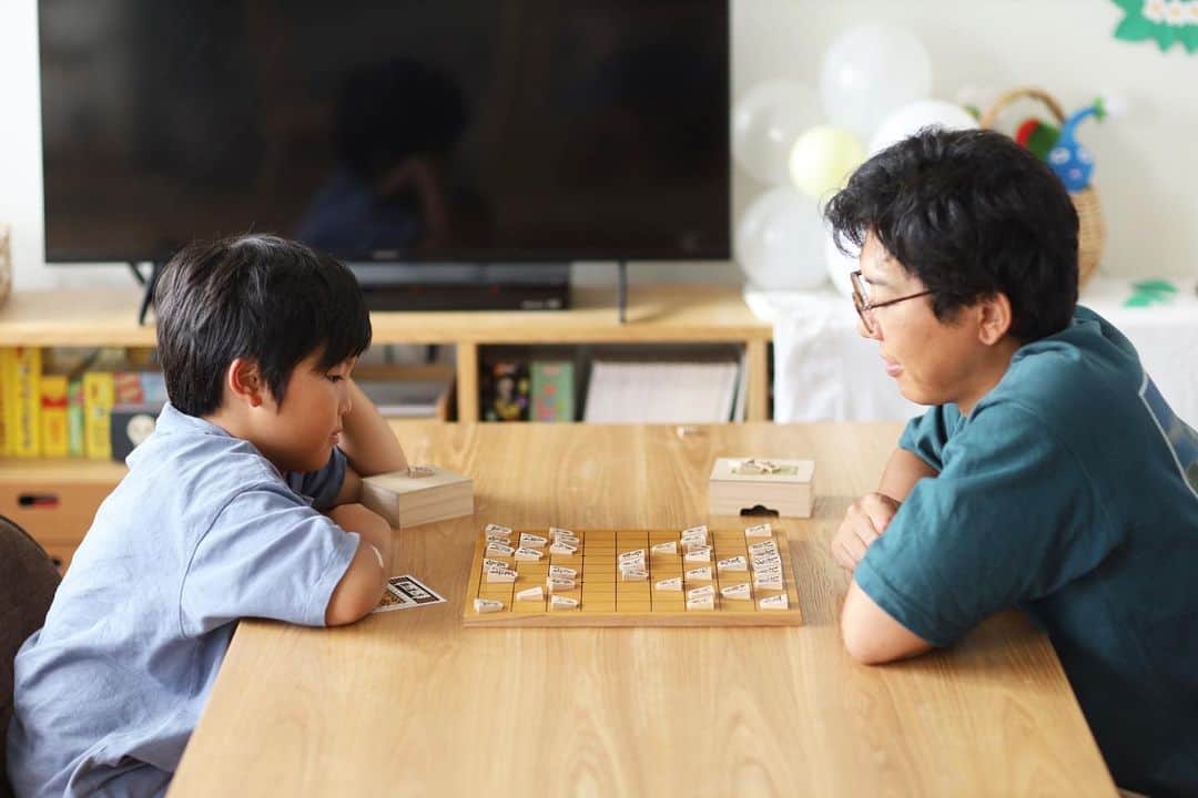きなこのインスタグラム：「あんなに「夏休みなんていらない！」と言って泣く泣く始まった夏休み。日を追うごとに「永遠に夏休みが続いて欲しい…」と憂鬱モードになっていき、いよいよ2学期がスタート…！  初日は意外といい顔で帰ってきたので、学校どうだった？と聞くと、「みんな成長してちょっと大きくなってたかな🤔」と教えてくれました😚  息子もやりたいこと、新しいことにたくさん挑戦して、ステップアップした夏休み。やってみたい！と始めた将棋も上達したし、一年生の夏休みは必須の宿題しかやらなかったのに、今回はたくさんあった勉強系の必須課題以外に、任意の自由研究も工作も絵もやりたい！とあれこれ挑戦しました💪  将棋は分かりやすいガイド付きだったり可愛いのがいいな〜と母心としては思っていたけど、息子が選んだのは達筆な文字が書かれた渋いデザインの。あっという間にルールを覚えて日に日に強くなってる😳  自由研究も工作も絵も、規定なんて全く則ることなく、完全に息子のやりたいこと100%詰めこみ作品。生き物大好きな息子らしく、各地で見つけて自分で撮影した生き物たちの写真で図鑑を作りました🐢 大満足で学校に持って行き、先生に褒めてもらえて嬉しかったようです☺️  行事いっぱいの2学期。息子らしく楽しみを見つけながら毎日過ごしてくれたらいいな🌿  #小学生 #小学生男子 #育児 #子育て #こどもと暮らす #夏休み #自由研究 #将棋」