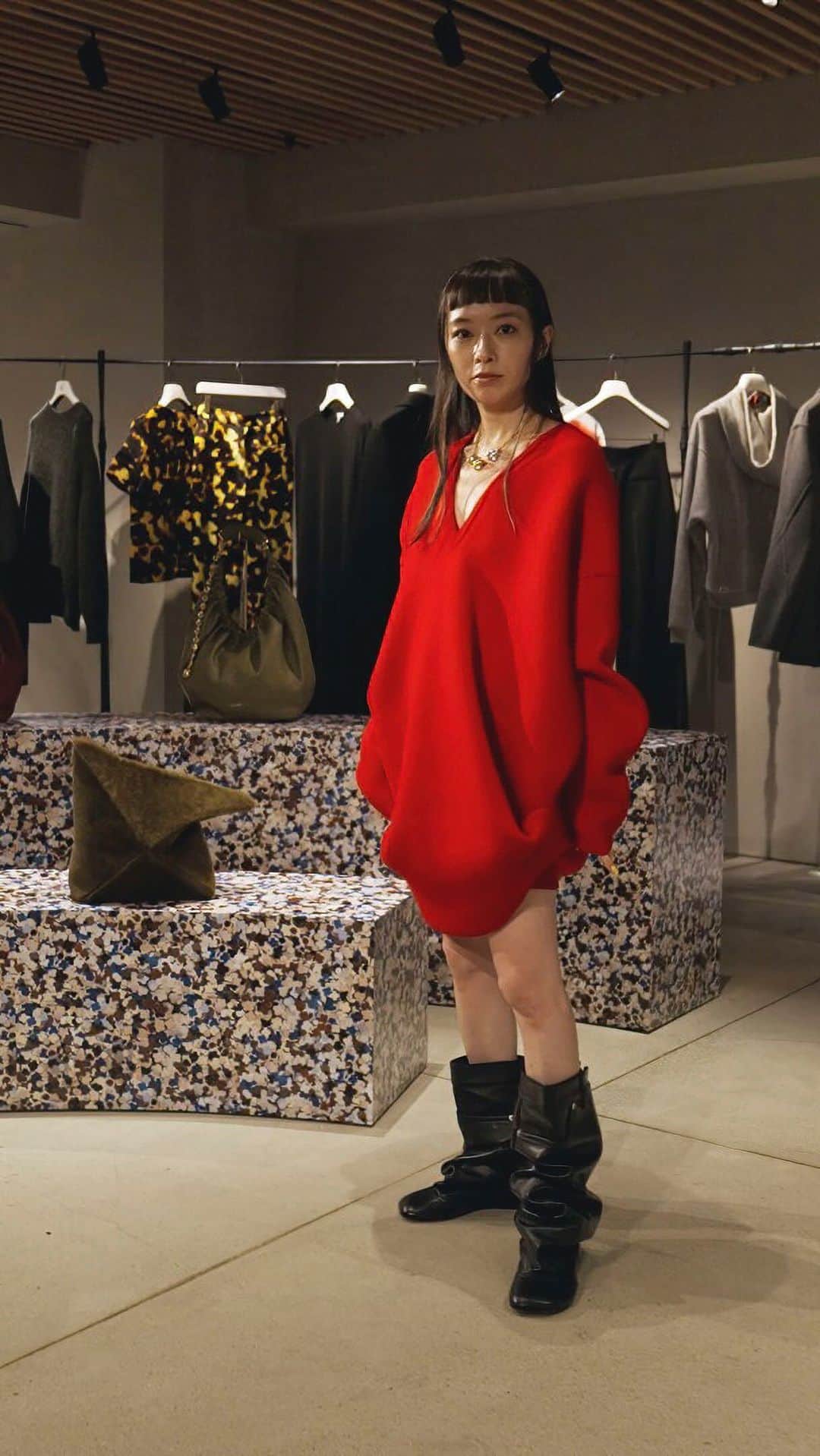 市川渚のインスタグラム：「前シーズンに引き続き、YouTubeでLOEWE @loewe の2023年秋冬コレクションを掘り下げる動画コンテンツを制作させていただきました🫶  🔗 https://youtu.be/2pUB_YcZgXA  「続・還元主義」という一見難解なテーマのコレクションでしたが、実際のアイテムひとつひとつに寄ってみたり、コレクション全体を引いてみたりと、視点を変えていろんな角度からみつめることで多様な見方が出来る、さすがジョナサンだなあと改めて思わされるコレクション。装飾要素より服の造形や素材自体でスタイルにインパクトを生み出す方向性は最近自分が好きなスタイルにもリンクしていて、一個人としても気分でした😌  今回も企画、構成、撮影、編集まで全て自分で、撮影は前回に引き続き北村さん @go.motion に手伝っていただきました🙏 YouTubeでフルバージョンをみてみていただけたらうれしいです。  #loewe#loewefw23#ロエベ」