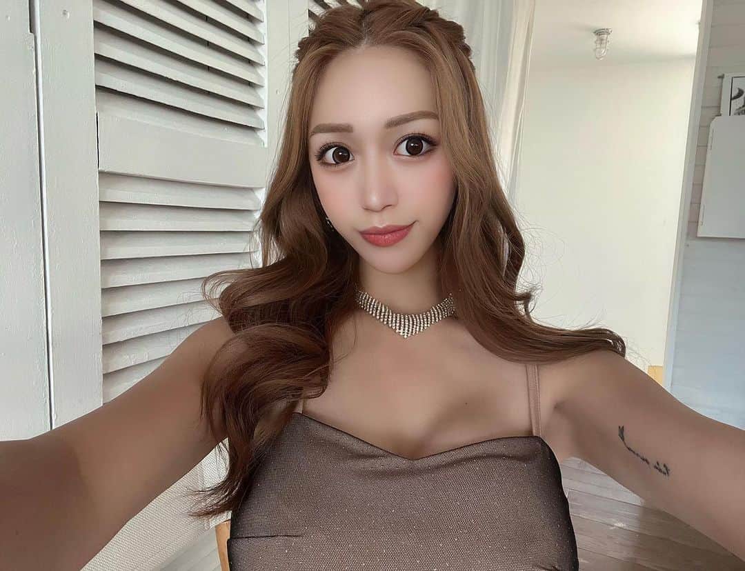 高澤凪のインスタグラム：「この間のtika撮影📸  地毛伸びたからエク卒業できた💇‍♀️✌️ カラーもいつも最高すぎる色🤎 @mizuki__316 さんいつも ありがとうございます🌻  撮影前にマツパもいってきた👀🩷」