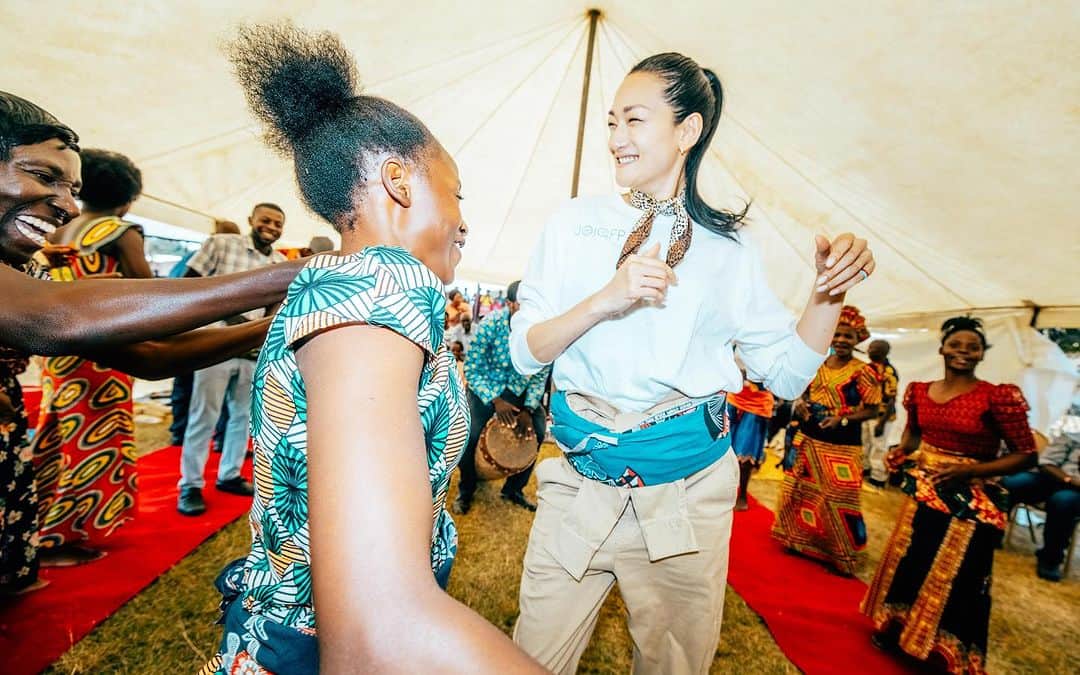 冨永愛さんのインスタグラム写真 - (冨永愛Instagram)「⁡ 地域をあげてのお祭り 多くの人が集まり、この活動の成功と感謝を伝えてくれた ザンビアの人たちは歌い踊るのが好き　 Runwayまで一緒に歩いた ⁡ 子ども達は自作のポエムを奏でる 自分自身をempowerする情熱と力強い言葉たち ⁡ 地元のボランティア達は歌と踊りで、自宅での出産の危険性、検診の必要性を訴える ⁡ 私たちが植えた種が芽を出し、着実に育っている 13年前に訪れたときからのこの変化は、 私に勇気と、自信を与えてくれた こんなに嬉しいことがあるだろうか ⁡ ここから、彼女たちの手で素敵な花を咲かせることができるだろう ⁡ #empowermyself #joicfp #ジョイセフ #ジョイセフフレンズ #Zambia #ザンビア共和国  ⁡ Photos by @mumuko_artist」8月28日 19時47分 - ai_tominaga_official