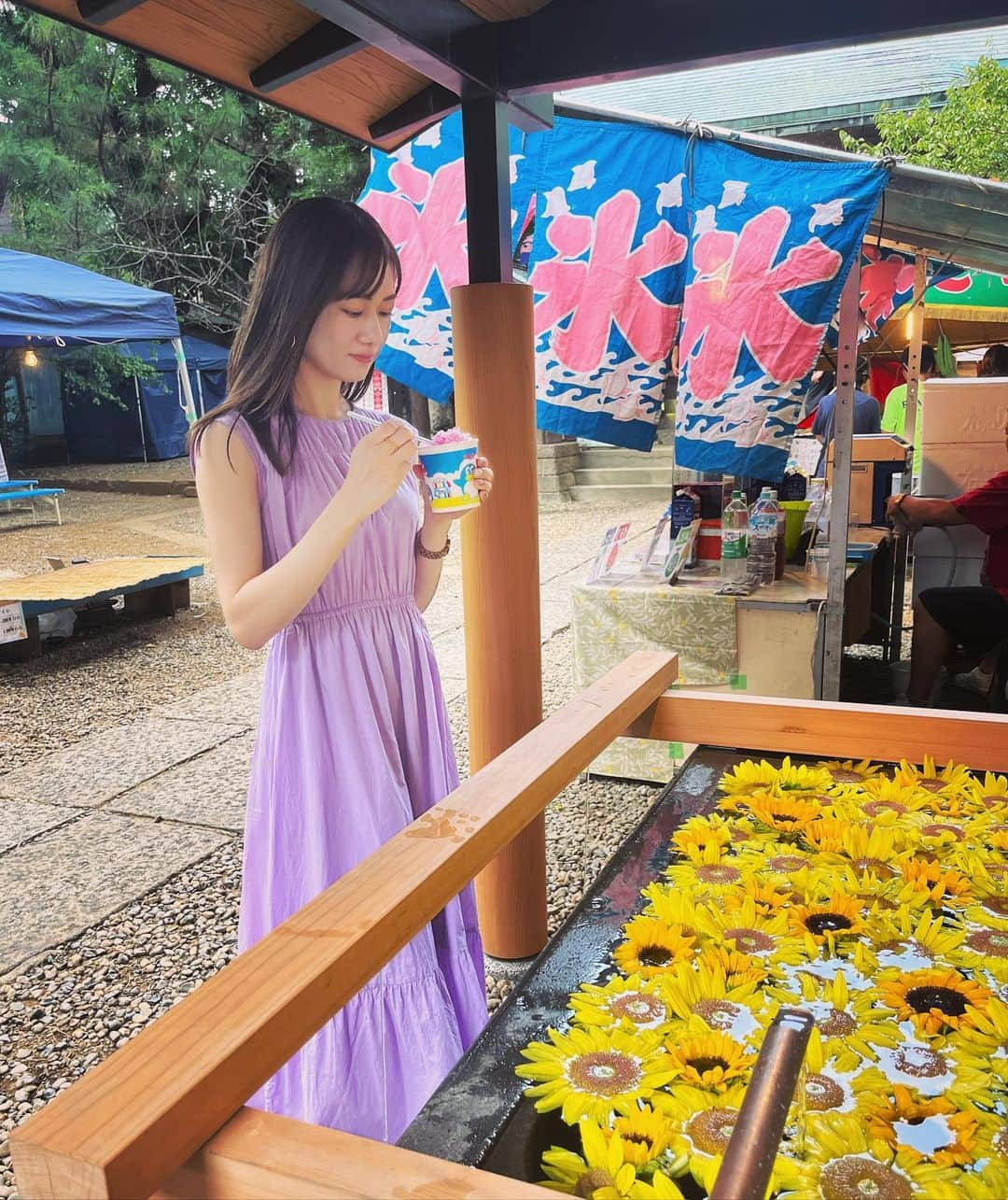 釜井美由紀のインスタグラム：「お祭り🎐 ⁡ 向日葵の花手水が綺麗でした🌻 ⁡ #夏祭り #上目黒氷川神社 #例大祭 #花手水 #御朱印 #限定御朱印」