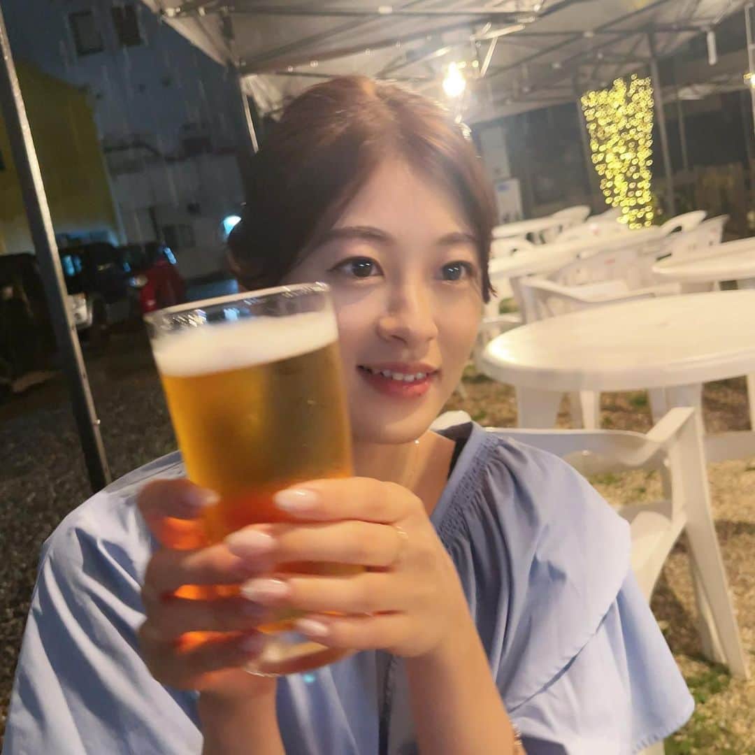 のインスタグラム：「もうじき8月も終わるというのに 連日の厳しい暑さ…🥵。 体にこたえますよね、、、🥺💦  でもその分、ビールがおいしい季節🍻 これは夏らしいことをしたい🌞と、 仕事終わりにビアガーデンに 行った時の写真です☺️💓  途中から、強い雨と雷に見舞われて あいにくのお天気となってしまいましたが、 夏を感じられました☺️🍀✨  残暑はまだまだ続きそう…😂 😭 しっかりご飯を食べて、よく寝て、 元気に乗り切りましょう👊！★   #夏の思い出  #8月  #もう終わる  #早いですね  #厳しい暑さ  #残暑  #ビール  #beer  #ビアガーデン  #秋が待ち遠しい  #長野市  #nagano  #長野放送  #アナウンサー  #小宮山瑞季」