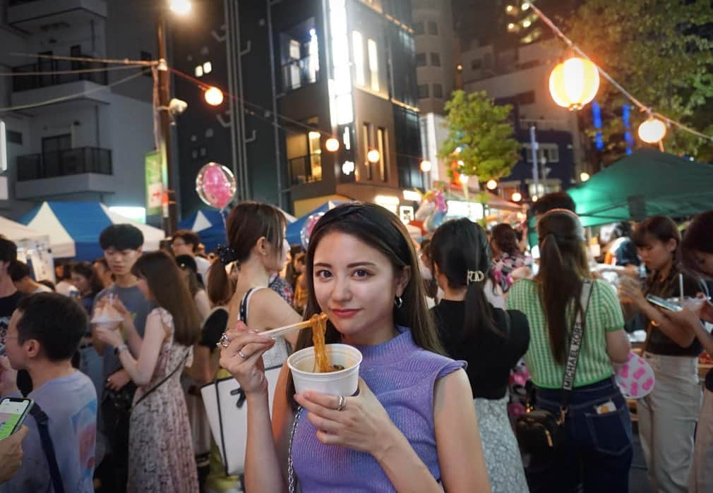 西村まどかさんのインスタグラム写真 - (西村まどかInstagram)「夏の夜の瓶ビール、良すぎ🏮 わたしも浴衣着たい〜  屋台飯はなにがすきですか？♡ はしまきが好き🫰 でも関東なかなか見かけない、、  これはチャプチェ。笑  #麻布十番祭り  #ナツノオワリ #一眼レフ #夏祭り」8月28日 19時59分 - madoka_nsmr