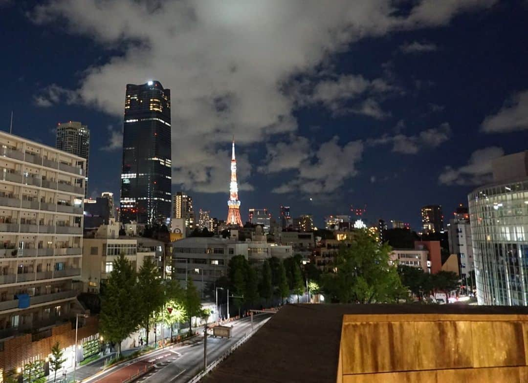 西村まどかさんのインスタグラム写真 - (西村まどかInstagram)「夏の夜の瓶ビール、良すぎ🏮 わたしも浴衣着たい〜  屋台飯はなにがすきですか？♡ はしまきが好き🫰 でも関東なかなか見かけない、、  これはチャプチェ。笑  #麻布十番祭り  #ナツノオワリ #一眼レフ #夏祭り」8月28日 19時59分 - madoka_nsmr