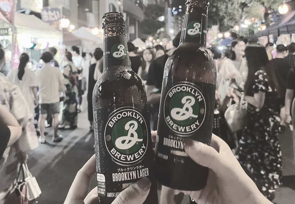 西村まどかさんのインスタグラム写真 - (西村まどかInstagram)「夏の夜の瓶ビール、良すぎ🏮 わたしも浴衣着たい〜  屋台飯はなにがすきですか？♡ はしまきが好き🫰 でも関東なかなか見かけない、、  これはチャプチェ。笑  #麻布十番祭り  #ナツノオワリ #一眼レフ #夏祭り」8月28日 19時59分 - madoka_nsmr