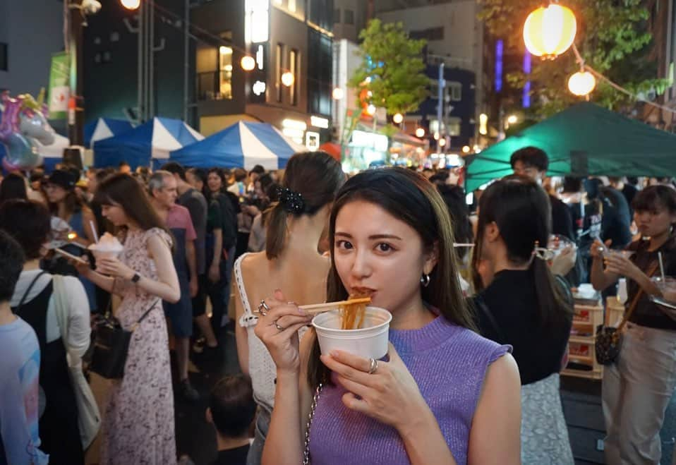 西村まどかのインスタグラム：「夏の夜の瓶ビール、良すぎ🏮 わたしも浴衣着たい〜  屋台飯はなにがすきですか？♡ はしまきが好き🫰 でも関東なかなか見かけない、、  これはチャプチェ。笑  #麻布十番祭り  #ナツノオワリ #一眼レフ #夏祭り」