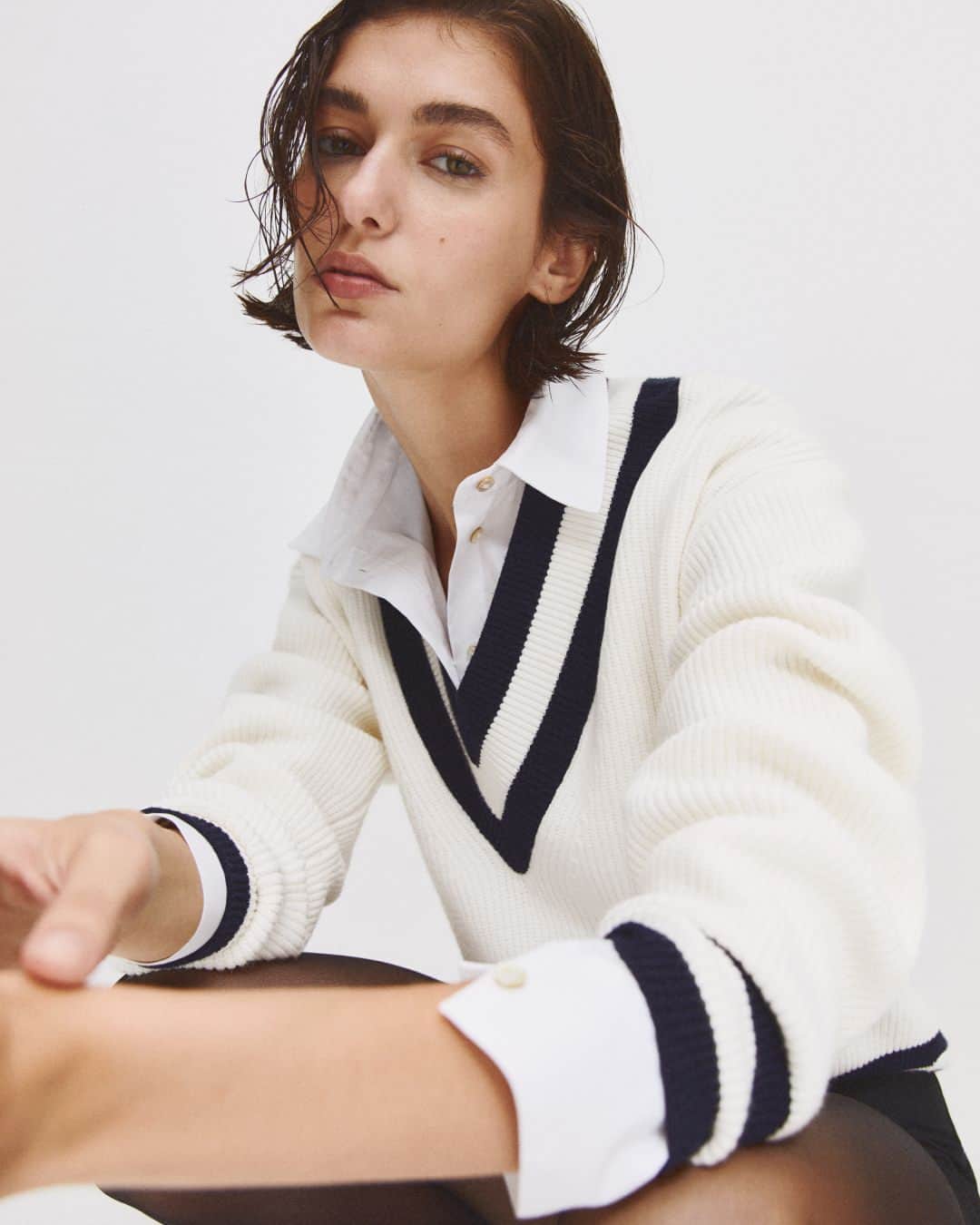 MANGOのインスタグラム：「College style is so in! 🎓 Find out how to wear it in our new collection, at mango.com ⁣ Sweater: 57094397 ⁣ #MangoWoman」