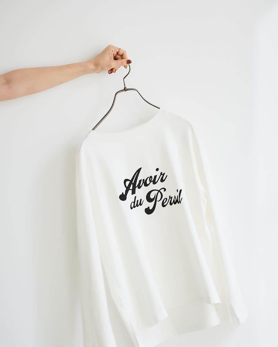 le. coeur blancのインスタグラム：「. 【 PICK UP! 】 ⁡ いま気になるのは、 手軽に秋を先取りできるアイテム。 ⁡ 無理なく季節感を取り入れて、 次のシーズンへアップデートを◎ ⁡ ------------- ⁡ 遊び心のあるフォントと、 「楽しい」という意味のフレーズに 肩ひじを張らないラフさを感じる一枚。 クラシックなジャケットとの相性もgood。 ⁡ ・フレンチフレーズロンTEE ¥7,480 col : オフ / ダークグレー no. 3038014300 shop : 販売中 ⁡ ⁡ ▶︎アイテムの詳細は画像タップでCHECK！ ⁡ _____________________ < 𝗶𝗻𝘀𝘁𝗮 𝗹𝗶𝘃𝗲 𝘀𝗰𝗵𝗲𝗱𝘂𝗹𝗲 > 8/29(火) ⁡ ※日時は変更になる場合もございます。 　詳しくは前日のストーリーズでお知らせします。 ⁡ ⁡ ⁡ ⁡ ⁡ ⁡ ⁡ ⁡ ⁡ ⁡ ⁡ ⁡ ⁡ ⁡ ⁡ ⁡ ⁡ ⁡ ⁡ ⁡ ⁡ ⁡ ⁡ #lecoeurblanc #ルクールブラン #le_23aw #autumn #le_web #tee #Tシャツ #カットソー #ロゴT」