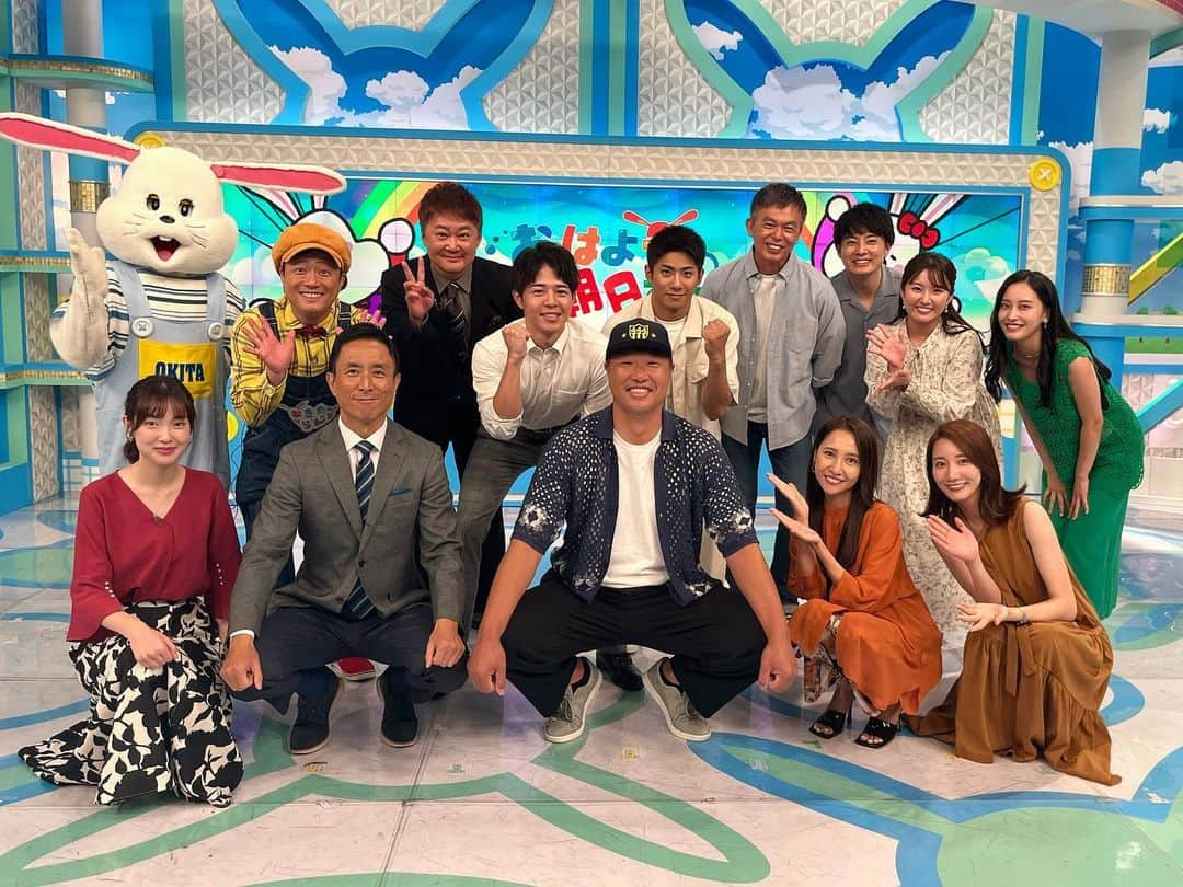 ABCテレビ「おはよう朝日です」さんのインスタグラム写真 - (ABCテレビ「おはよう朝日です」Instagram)「～Happy Birthday～  先週8月26日(土)は…  ⚾️スポーツコメンテーター #関本賢太郎 さんのお誕生日です❗️  きょうの放送後にお祝い🎉  ゴルフキャップ を番組から プレゼントしました🎁✨  ☀️まだまだ暑い日が続くので💦 熱中症に気を付けながら レジャーを楽しんで下さい😊」8月28日 20時00分 - ohaasaofficial