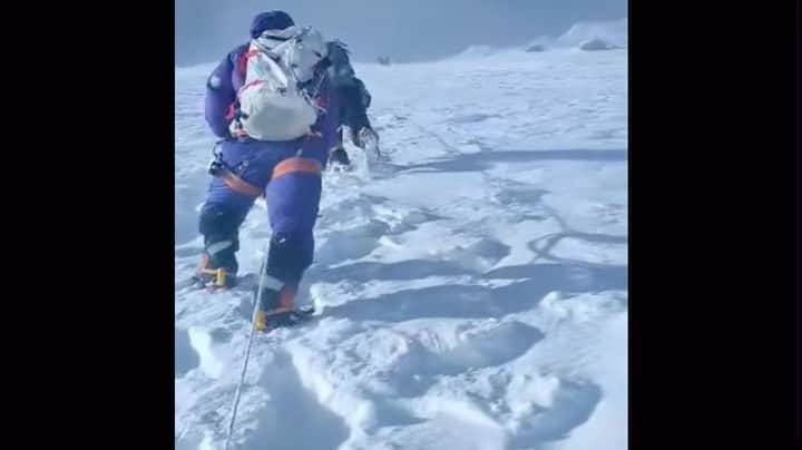 石川直樹のインスタグラム：「Slope to the summit ridge on #Gasherbrum1. 26 July 2023 #ガッシャブルム I峰の最後の頂上リッジに至る斜面です。正方形の映像部分は、ボリビアのHugoが撮ってくれていて、紫のダウンスーツを着ている後ろ姿が自分。標高は7900mくらい。脆い岩場を登り切って夜明けを迎え、頂上かと思ったら最後の斜面が目の前に…。風も強くて、心が折れそうになっていたときの映像です。 . #Gasherbrum#himalayas#karakorum」
