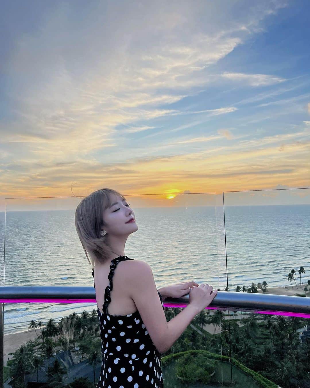 RIKAのインスタグラム：「素敵な旅だった🌅🩵次はどこに行くのかな🛫8月がもう終わるのやばいƪ(˘⌣˘)ʃ」