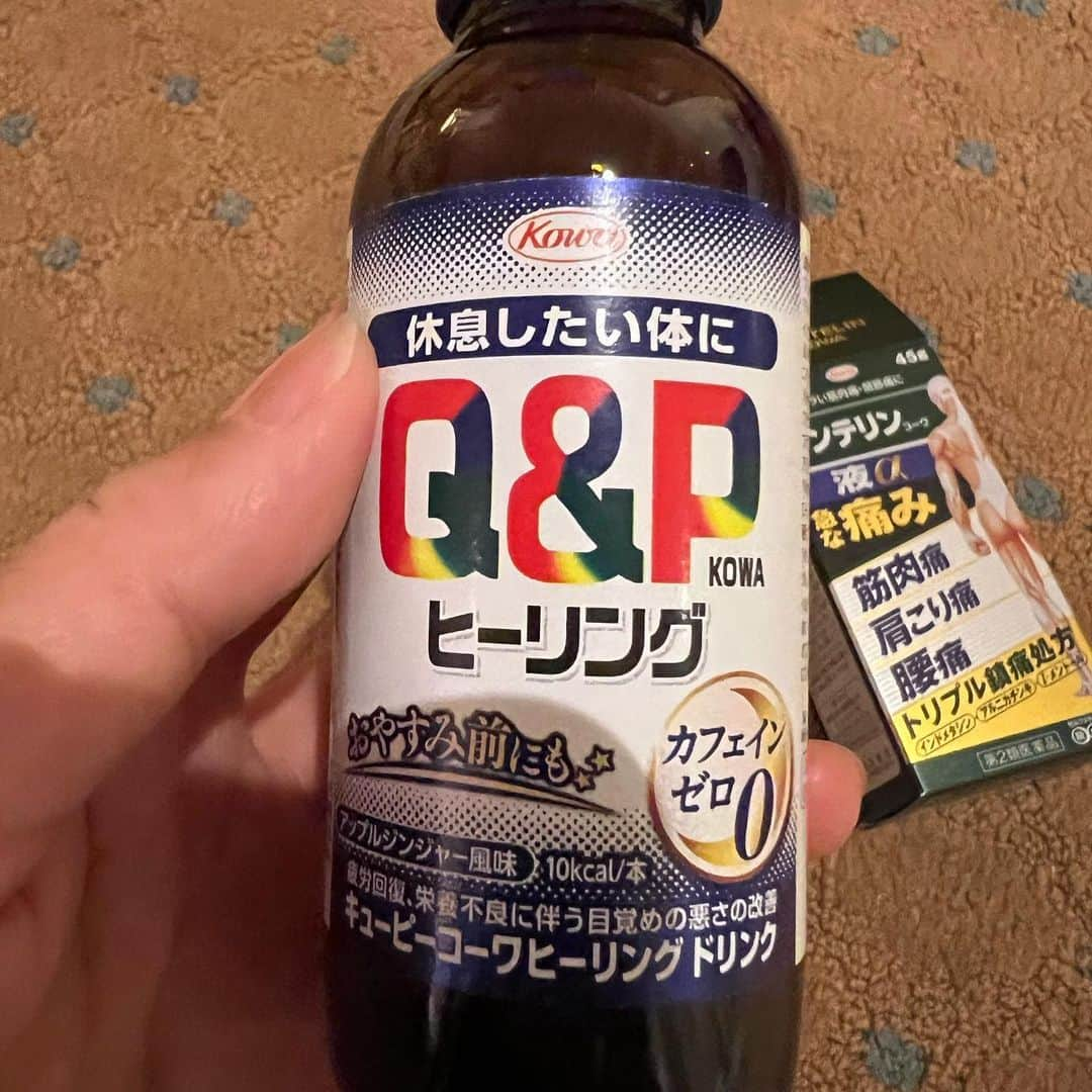 甘糟記子さんのインスタグラム写真 - (甘糟記子Instagram)「キュッフェでランチした後は南紀白浜に戻りビーチへ！！  南紀白浜の海って本当に綺麗\(//∇//)\  そしていつもこの時期に来るけどクラゲいない！ 波も穏やかだし子供達も大好き(o^^o)  波遊びも終わり砂遊びして、そろそろ帰ろうか?と思ったらポツポツ雨が降り始めたので撤収！  ここのビーチ、レンタルパラソルとか無いのでテント持参できてます！ あと無料の温泉も海辺にあるのでオススメ(๑>◡<๑)  この日は雨がポツポツきたので温泉入らずホテルへ！  ザーとは降ったものの割とすぐやんで、シャワーして夕飯行く頃には晴れてたわ(≧∀≦)  今年は本当にお天気にも恵まれてる\(//∇//)\  夕飯は南紀白浜で好きなお鮨屋さん、幸鮨！  私の体調もまだ完全では無かったものの、食べれちゃう自分が怖い（笑）  でもとりあえず身体の痛いのと、疲れを取るために薬局でバンテリンとQPヒーリング購入！！  いくら気持ちでは張り切っても身体は正直なお年頃(〃ω〃)  バンテリン塗ったらなんか腰とか楽になったわ（笑）  こういうのに頼るのもアリなんだ〜とありがたみを感じました(#^.^#)  #甘糟旅行 #甘糟旅行南紀白浜 #夏休み#南紀白浜#和歌山#家族旅行#海#息子殿姫#息子殿#姫」8月28日 19時54分 - norihey924