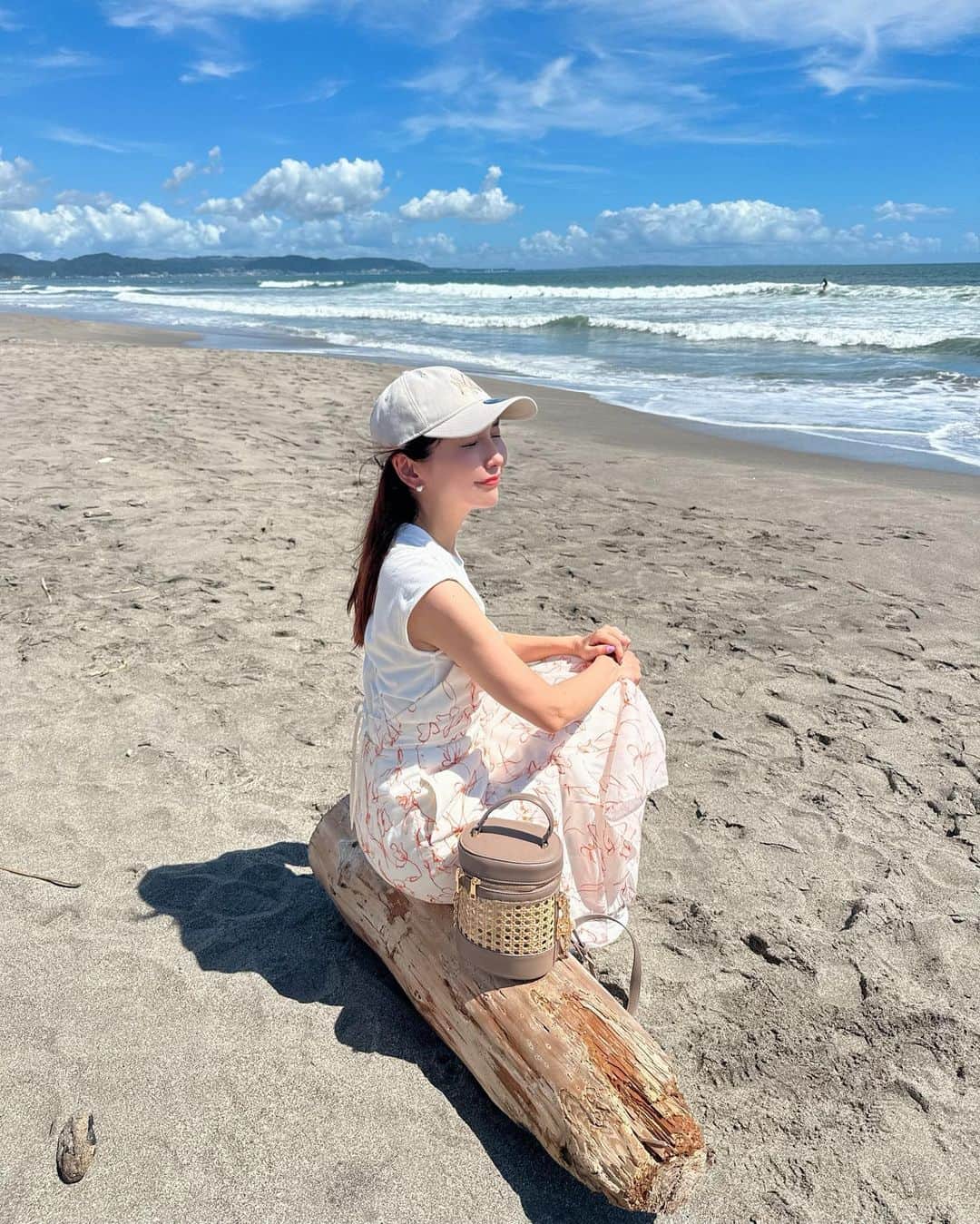 momoのインスタグラム：「久しぶりに海行ったな☺️ めちゃくちゃ暑かった〜🌊  . #七里ヶ浜#鎌倉#海#夏休み」
