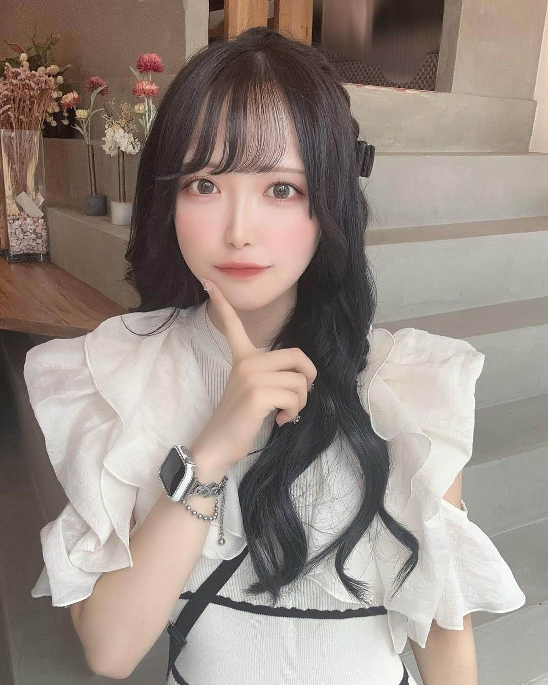 反田葉月のインスタグラム：「ファンクラブイベント 🌙本人来ちゃったアフヌン 仕様🎀  wistellのまさきさんにカラーとエクステ付け替えました‎🤍 青！とにかく青っぽく！でカラーしてもらって ちゅるちゅるのエク70本‎っ 天才さんによる天才カラーと天才エクステです🪯」