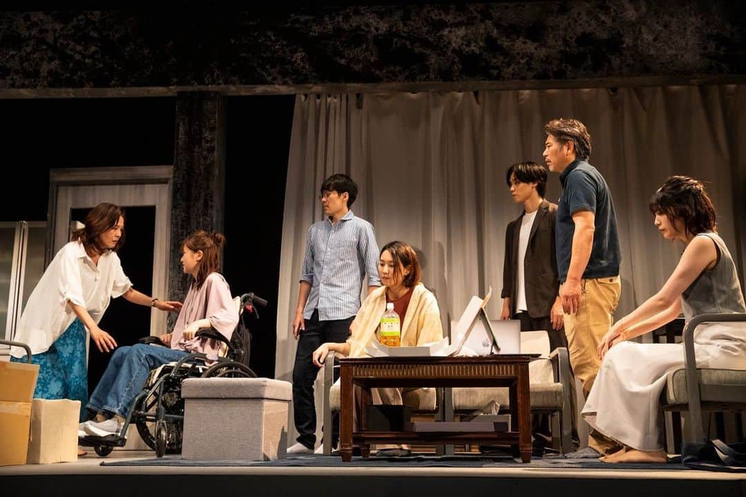 のインスタグラム：「. 劇団時間制作10周年記念公演「哀を腐せ」  無事閉幕しました。 ご来場くださった皆様、本当に本当にありがとうございました。  どれも正解ではなく、どれも的外れな訳でもなくて。 各々がどう現実と向き合っていくか。向き合うところはどこなのか。どう受け入れていくのか。残された人たちはどう生きていくのか。だと、今のところ思っています。  とてつもない作品と役に巡り会えたと思っています。  財産です。感謝。  #哀を腐せ #劇団時間制作」