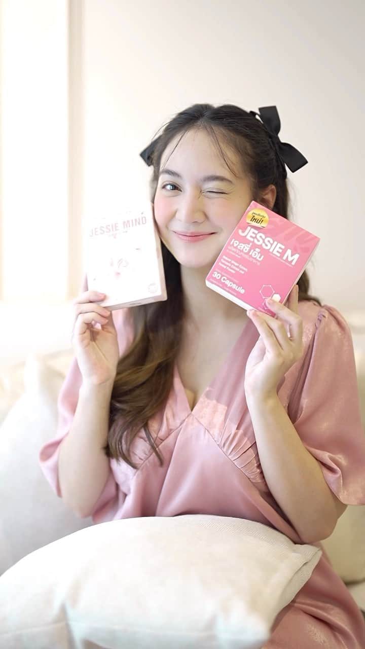 インヤのインスタグラム：「รู้อะไรไม่เท่า รู้งี้!!!! 😆  จำได้ 3วันแรก น้ำนมไม่มีเลยรู้สึกแย่สุดๆเพราะลูกไม่ได้กินอะไรเลย รอ3วันก็แล้ว น้ำหนักลูกจาก 3.168 เหลือ 2.7 หมอเลยให้กินน้ำเสริม สงสารลูกมากๆๆ 😭 ตอนนี้ ปั้ม 6-8รอบ/วัน ได้ครั้งละ 10-12 oz รวมกันสองข้าง มีนมเพียงพอให้ลูกกินแถมมีสต๊อกให้ลูกในวันที่เรามีธุระอีก สบายใจสุดๆ   รู้งี้น่าจะกิน Jessie Mum ตั้งนานแล้ว !!!   🩷✨  #jessiemum #เจสซี่มัม #อาหารเสริมเพิ่มน้ำนมแม่」