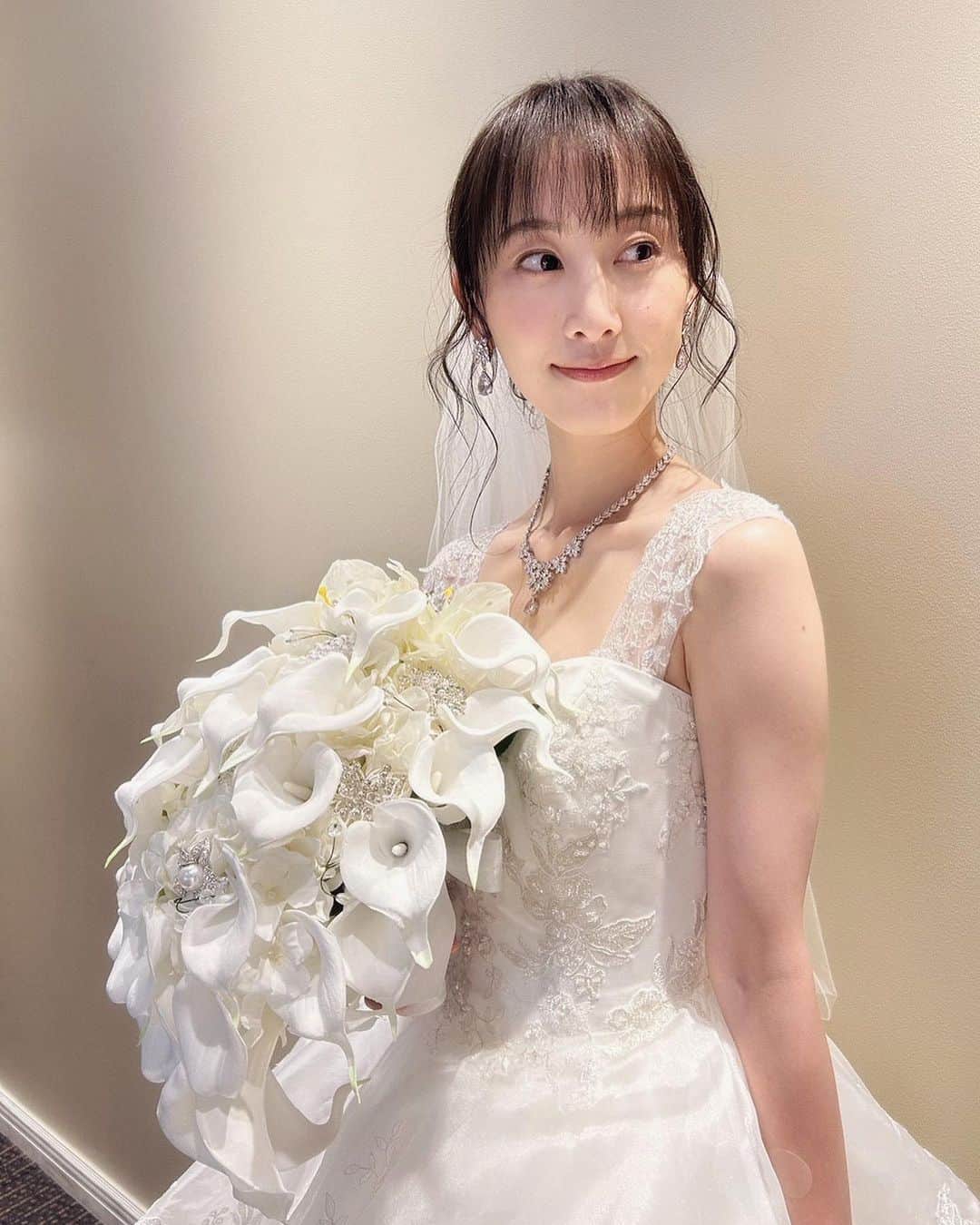 松井玲奈のインスタグラム：「『#やわ男とカタ子』本日は4話放送です✨ 藤子が花嫁に？！というわけで、本編の中でなぜかウェディングドレスを着ております。 小柳さんとの関係にも変化が、、、今回も見逃せませんよ！」