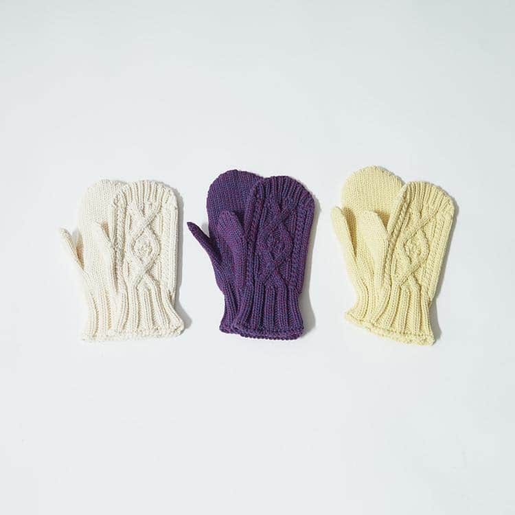 bulle de savonさんのインスタグラム写真 - (bulle de savonInstagram)「よやくのはなし  @ambidex_store と @zozotownにて ------ autumn & winter collection ------ 先行予約が 9/1 金曜日お昼の12時おひろめ。  "アラン編み手ぶくろ"  撚糸工場さんに糸が作って頂いた手袋。 見た目のわりに軽く、もちっとしたさわりごごち。  今年のビュルデザボンのアウターとマッチするカラー展開です。  お揃いの帽子もあります。 贈りものにもおすすめ。  お楽しみに〜！  0302CU005232 cotton×lilyアラン編み手ぶくろ ¥4,200+tax 　 #bulledesavon #ビュルデサボン #AMBIDEX #clothwords #AMBIDEXStore #ZOZOTOWN  #PREORDER #予約 #2023夏 #2023秋冬  #autumncollection #autumn #wintercollection #winter」8月28日 20時01分 - _bulledesavon_
