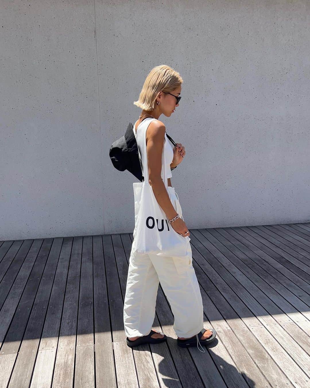 annaのインスタグラム：「.  ホワイトコーデ🤍🤍  tops ⋆ @jeanasis_official  pants ⋆ @laguagem  bag ⋆ @coca_official_store  cap ⋆ @sly_official  shoes ⋆ @oofos.jp   #夏コーデ#ホワイトコーデ#モノトーンコーデ#モノトーン#カーゴパンツ#大人カジュアル#オトナカジュアル＃カジュアル#カジュアルコーデ#海コーデ#158cmコーデ#骨格ナチュラル#きょこ」