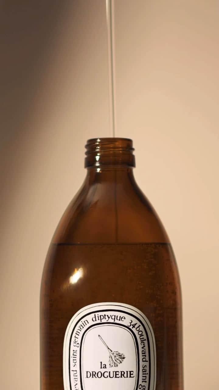 ディプティックのインスタグラム：「Nothing was left to chance… …when it came to La Droguerie’s dishwashing liquid. It comes in a bottle made of recycled glass, designed to be refilled over and over again. And it foams beautifully while diffusing notes of orange blossom, mandarin and basil. All the better to sweeten its efficacy. #Diptyque #Home」