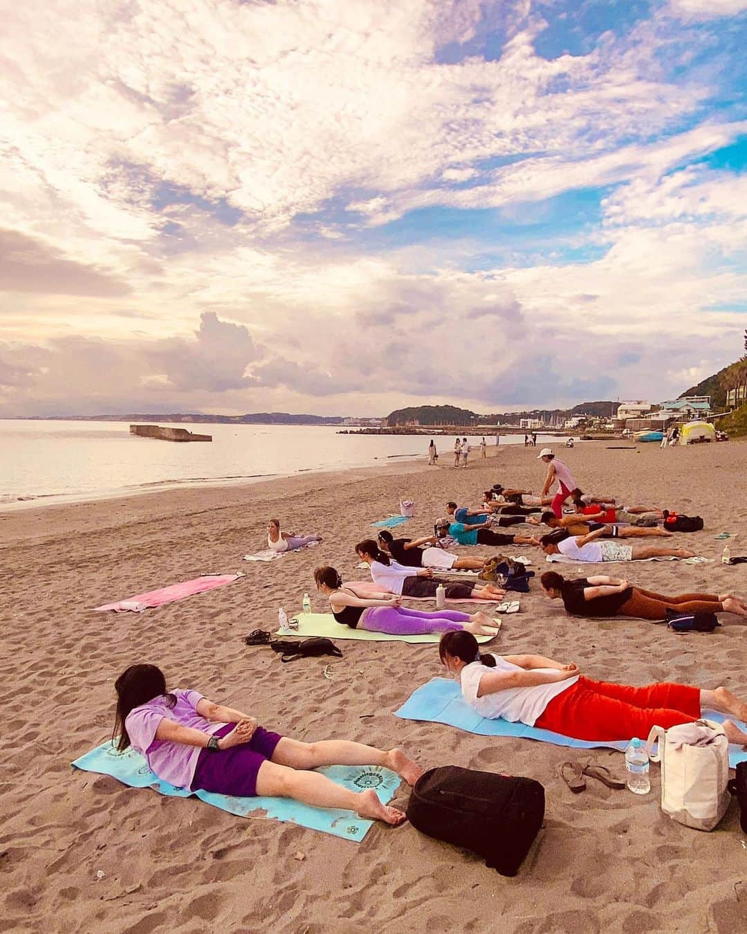 安斉奈緒美のインスタグラム：「昨日はbeach yogaにご参加頂いた皆さん、 @juli.yoga.shanti 先生、 @chomo.yoga ちゃんありがとうございました🏖  穏やかな波音と心地の良い潮風、なんといっても言葉では現せられないほどの解放感はbeach yogaならではの幸せ時間🥺🤍  なんどもうっとり幸せなため息ついた😮‍💨🤍  そしてそして参加者の皆さんに直接お会いできたことがとても嬉しかった！！🥹  スマホ１つでなんでもできてしまう時代ですが、 "自然に触れること"  "人と会うこと" これはいくら便利な世の中に発展しても大切にしたいことです😊  これからもSNSでも発信は続けつつ、beach yogaの活動も続けていきます😊  また次回のbeach yogaの日程決まり次第お知らせしますね😊　  #ビーチヨガ #beachyoga #ヨガインストラクター #ヨガイベント #ビーチヨガインストラクター #森戸海岸」