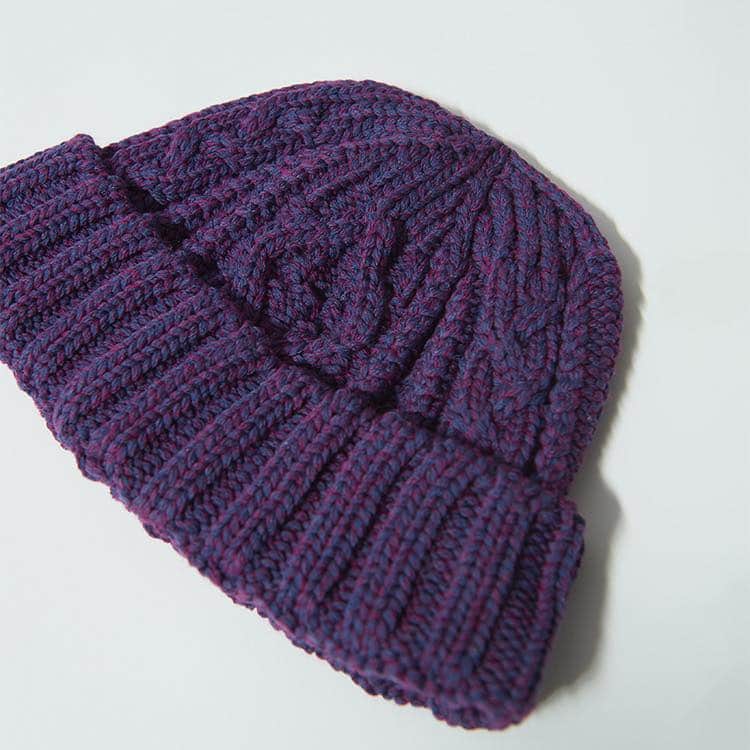bulle de savonさんのインスタグラム写真 - (bulle de savonInstagram)「よやくのはなし  @ambidex_store と @zozotownにて ------ autumn & winter collection ------ 先行予約が 9/1 金曜日お昼の12時おひろめ。  "アラン編みニットキャップ"  撚糸工場さんに糸が作って頂いたニット帽。 見た目のわりに軽く、もちっとした素材感。  今年のビュルデザボンのアウターとマッチするカラー展開です。  贈りものにもおすすめ。 お揃いの手ぶくろもございます。  お楽しみに〜！  0302HT002232 cotton×lilyアラン編みニットキャップ ¥4,500+tax 　 #bulledesavon #ビュルデサボン #AMBIDEX #clothwords #AMBIDEXStore #ZOZOTOWN  #PREORDER #予約 #2023夏 #2023秋冬  #autumncollection #autumn #wintercollection #winter」8月28日 20時02分 - _bulledesavon_