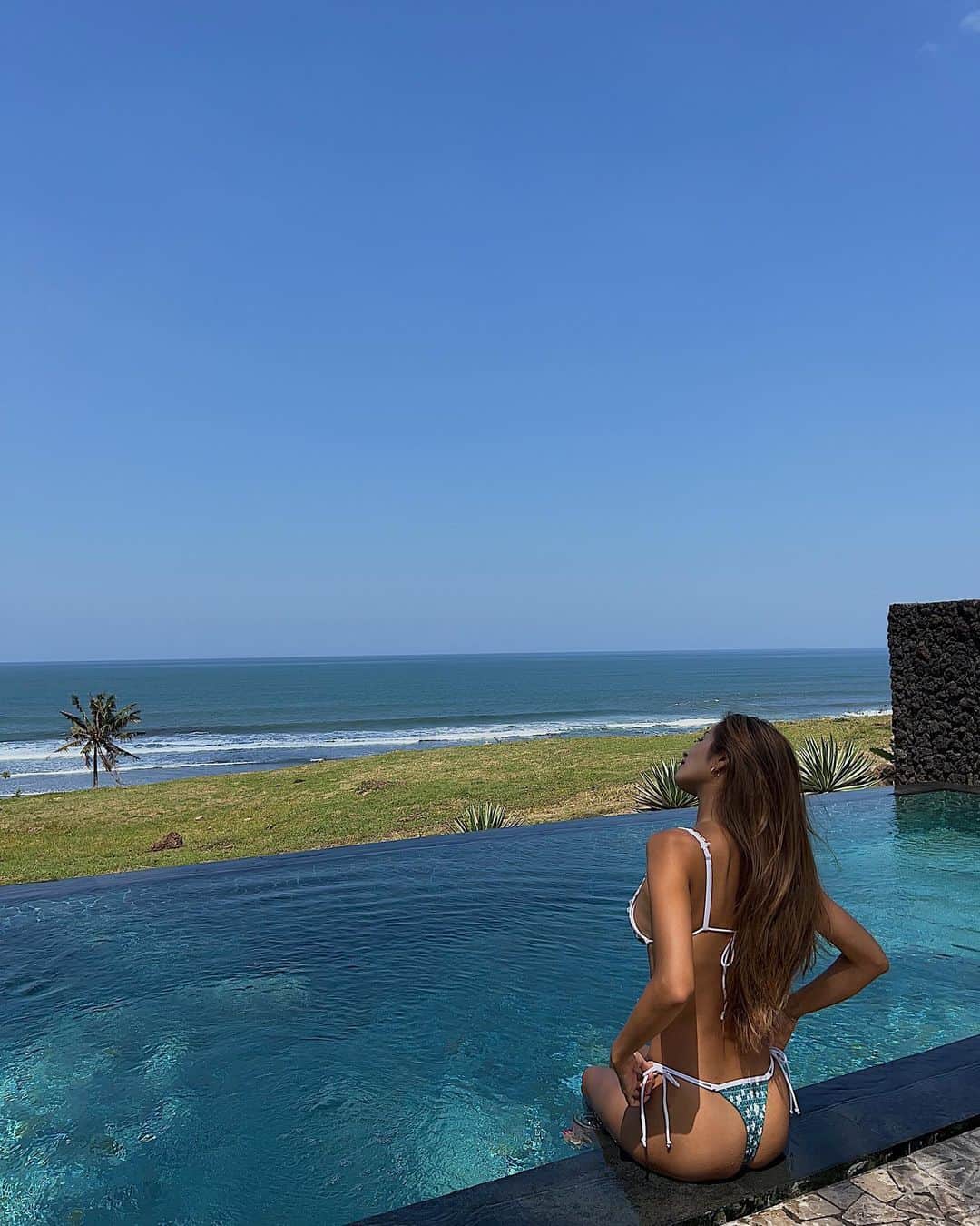 MIYAのインスタグラム：「Alexa play 'August' on repeat ♾️  #vacay #summer #bali #🩵」