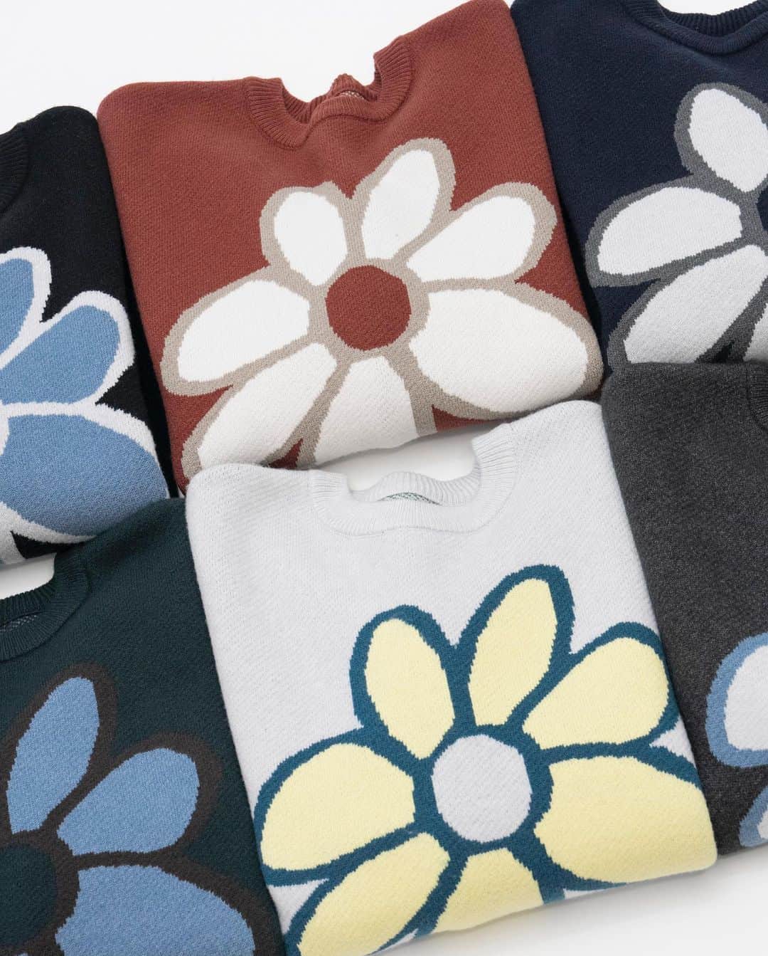 junredさんのインスタグラム写真 - (junredInstagram)「新色登場！一枚でキマるフラワーモチーフニット 🌼  モチモチした手触りが特徴のPBT糸を使用した肉感のあるダブルジャガード ✨ ⠀ ⠀ 表面の肌触りも良く、適度な重さがキレイな落ち感に！ ベーシックから幅広くスタイリングに合わせられます♪ ⠀  ーーーーーーーーーーーーーーーーーーーーーーーー⠀ ⠀ ■ re_k by JUNRED / デイジージャガードニットプルオーバー ⠀ ■ ブラック系その他（表誌）、チャコールグレー、ライトグレー、グリーン、ネイビー、パープル、オレンジ系その他2 ⠀ ■ ¥5,500 (tax in) ⠀ ーーーーーーーーーーーーーーーーーーーーーーーー⠀ ⠀  #メンズファッション #メンズコーデ #トレンドコーデ #トレンドファッション #シティボーイ #シティガール #シティーボーイ #カジュアルコーデ #カジュアルコーデ #大人コーデ #大人カジュアル #モードコーデ #秋服コーデ #秋服メンズ  #カバーオール #こなれ感コーデ #junred #ジュンレッド #ワンポイントニット #花柄ニット #ニットコーデ #セーターコーデ #re_k #冬服コーデ」8月28日 20時02分 - junred_jp