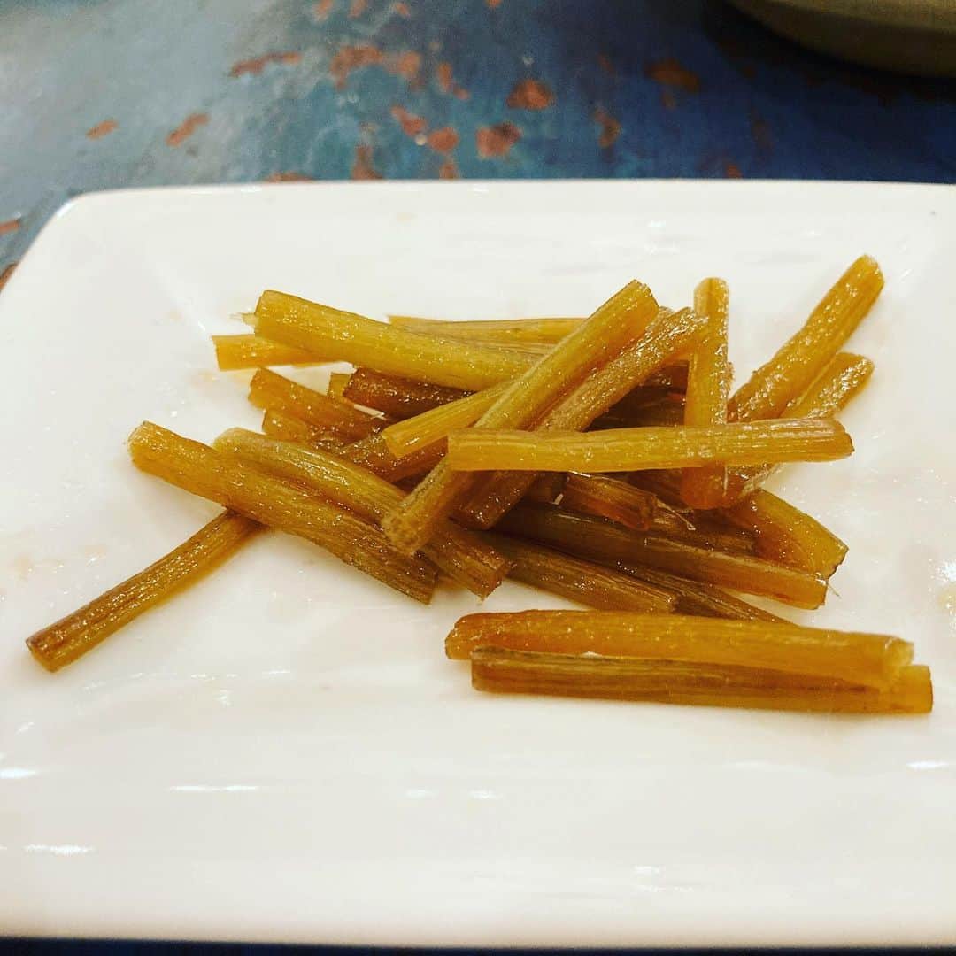 井上荒野のインスタグラム：「うちの周囲にわさわさ生えてる蕗で、夫が作った佃煮。えーー硬いんじゃない？と私はまったく期待してなかったんだけど、意外と旨い！😅」