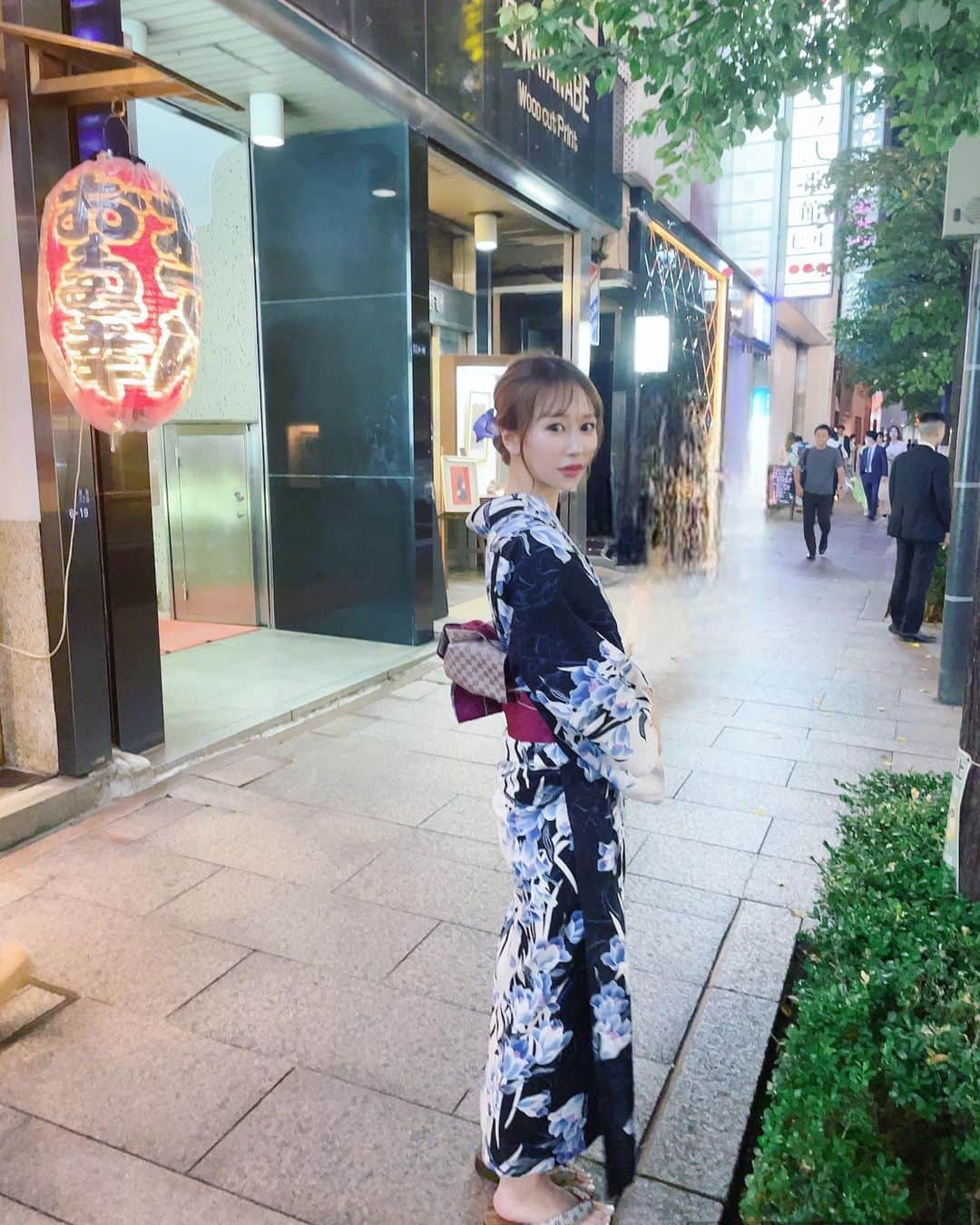 小林香菜のインスタグラム：「もうすぐ8月も終わりだね🧐 浴衣別バージョンのやつ☝️ なんか夏バテなのかわかんないんだけど朝起きるの辛い😱 起きなきゃだから奮い立たせてるけど起きるけど🫨 わかる人いる🤔？？  #夏バテ　#浴衣　#黒　#浴衣女子」