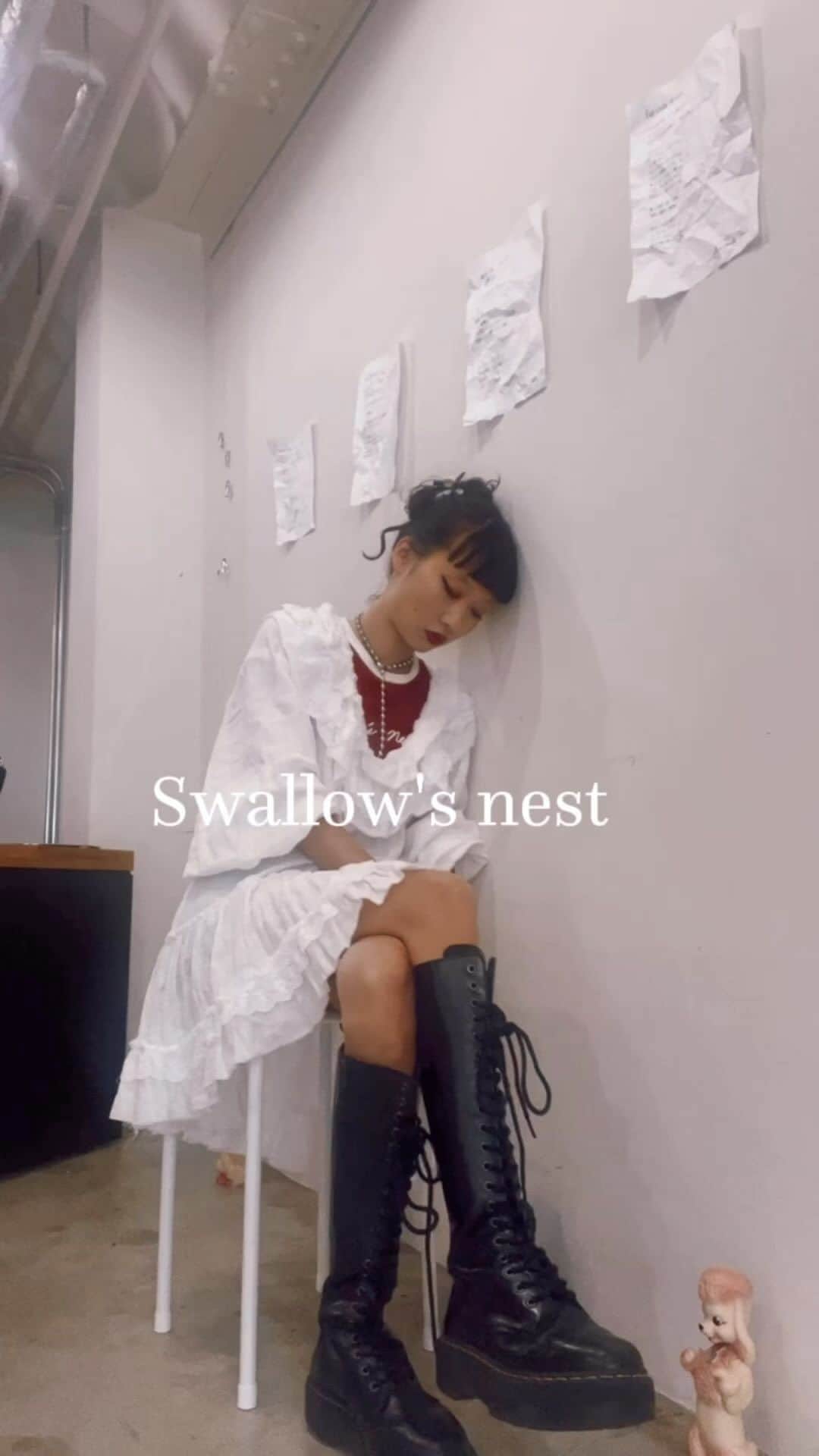 のインスタグラム：「. @swallowsnest_clothes  こだわりまくったワンピース ガーゼシャツに憧れた。 お花のレースに憧れた。 沢山洗濯をしてほつれていくガーゼ 形は変わらず、沢山の味が出るように。 長くお付き合いしてほしいからこそ、先の美しさを考えました。 too bigとは。 それは大好きなロックスター Suzi Quatroの大好きな曲。高校生の時 レコードから流れた彼女のtoo big。 今でも忘れないのであーる。 つばめはいつになってもあまり変わらない思考の持ち主。 良くも悪くも。 そんな自分と付き合ってくようなお洋服。 白だから汚れる。。漂白剤ぶっかけて またやり直せばいいよ〜って」
