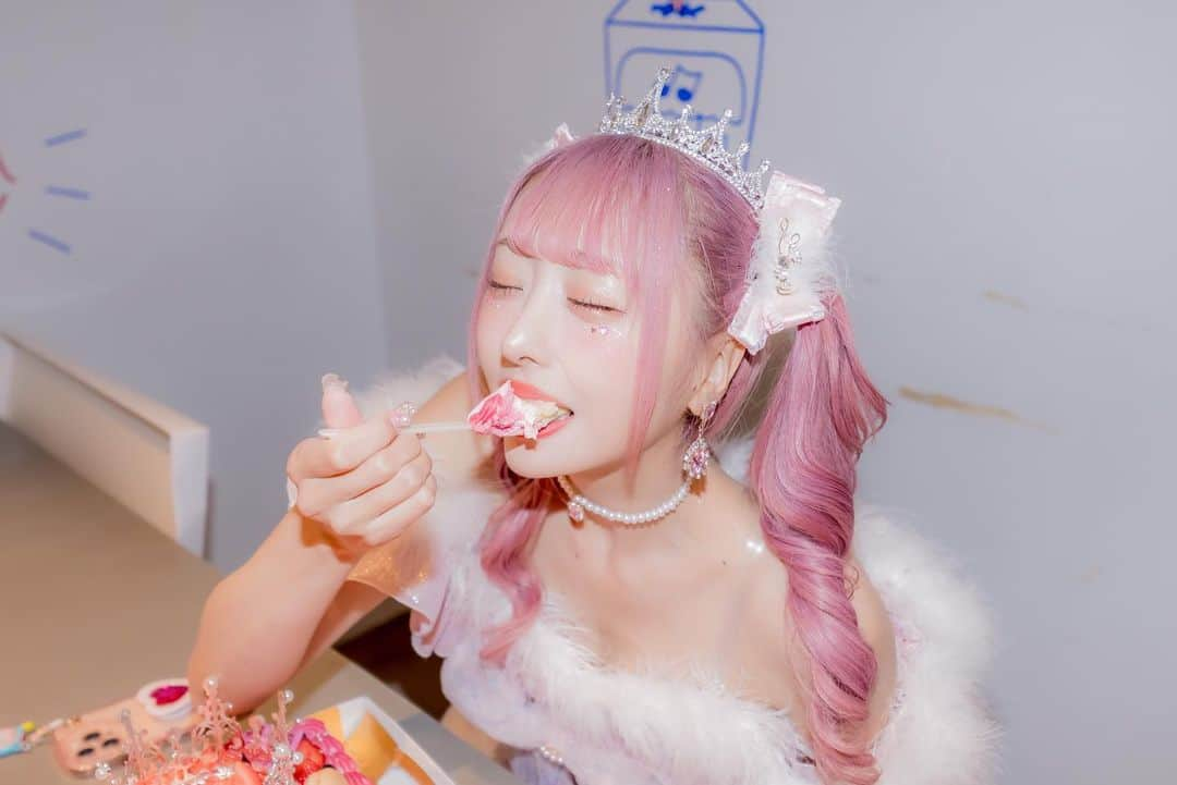 神楽ひなこさんのインスタグラム写真 - (神楽ひなこInstagram)「けーき！🎂🏰🎀 憧れのおっきいやつ🩷」8月28日 20時05分 - hinako_kagura