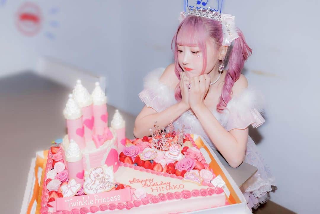 神楽ひなこさんのインスタグラム写真 - (神楽ひなこInstagram)「けーき！🎂🏰🎀 憧れのおっきいやつ🩷」8月28日 20時05分 - hinako_kagura