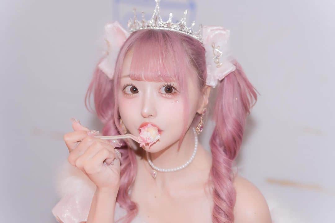 神楽ひなこのインスタグラム：「けーき！🎂🏰🎀 憧れのおっきいやつ🩷」