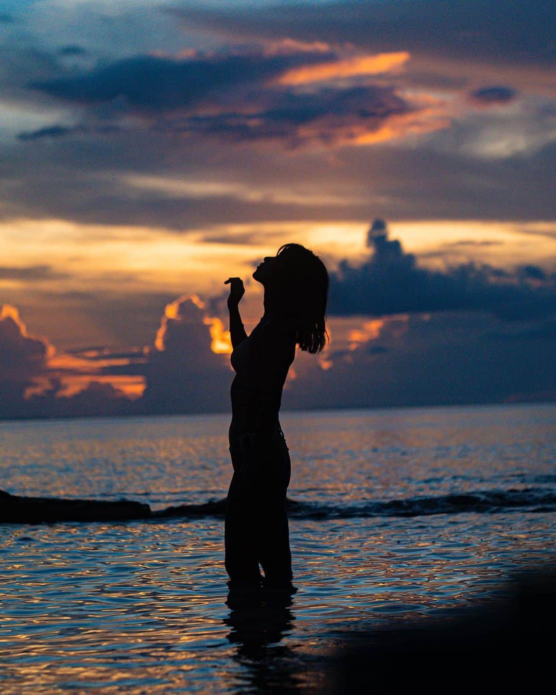 NAHOのインスタグラム：「🧡🧡🧡 . . . 大好きなユヒナの浜♡ この日の夕焼け空は雲の感じと焼け加減が幻想的ですきだったの覚えてる🌏𓇼 . . . photo by @okayu_oki 📷 thank you🧜🏾‍♀️✨ . . #NAHO #nature #beachlife #sunset #sunsetphotography #okinawa #zamami #zamamiisland #沖縄 #座間味 #座間味島 #サンセット #サンセットフォト #自然 #海のある生活 #島暮らし #沖縄移住」