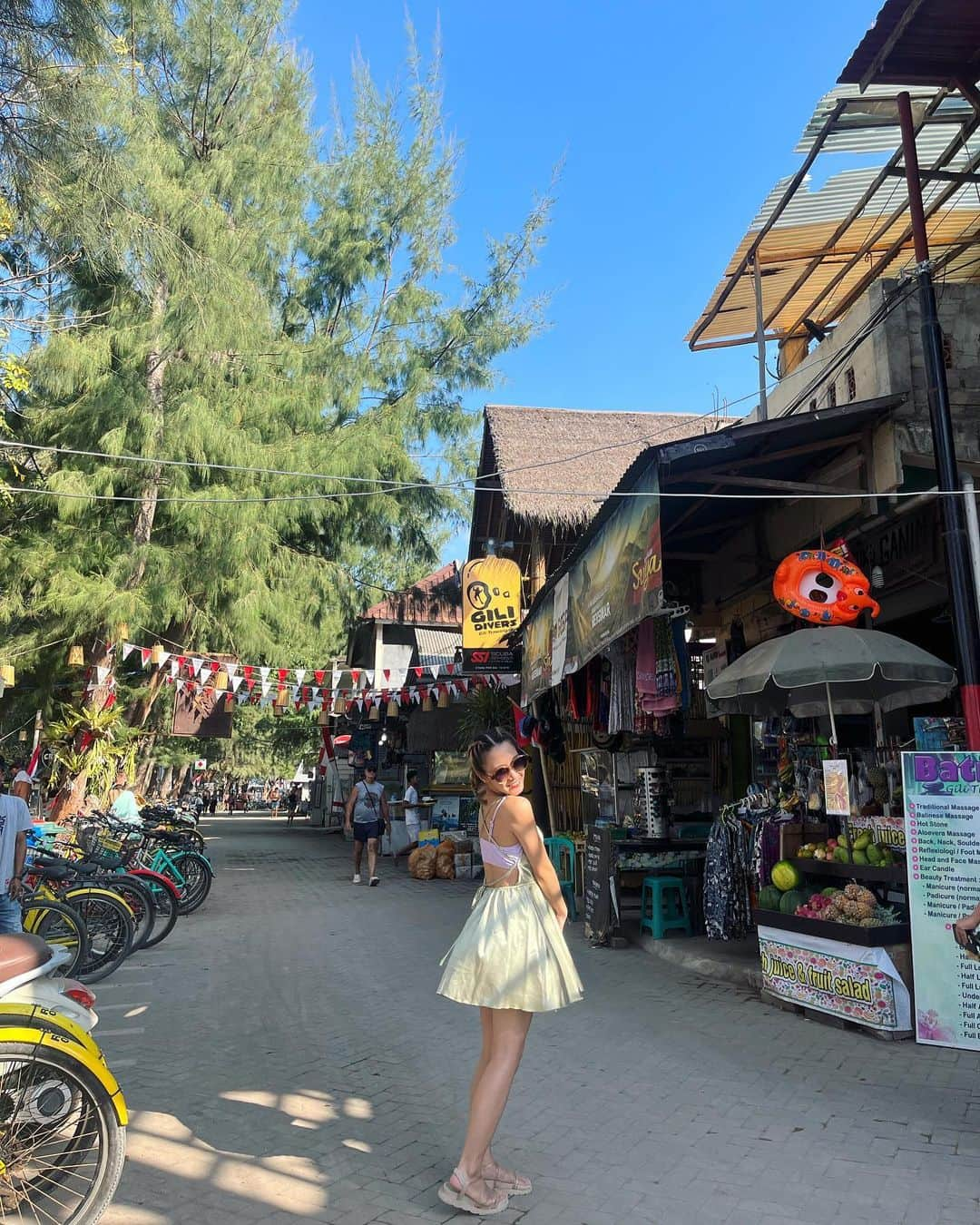 海老沢恵莉香のインスタグラム：「Gili Trawangan Island🏝️🐠 Kaget banget rasanya kayak ada di luar negeri padahal ini di negara sendiri! Indahnya Indonesia💚 Tadi seharian cycling, makan di cafe pinggir pantai, snorkeling (ala-ala), naik boat, seru bangettt  #gili #gilitrawangan #lombok #indonesia #ロンボク島 #インドネシア」