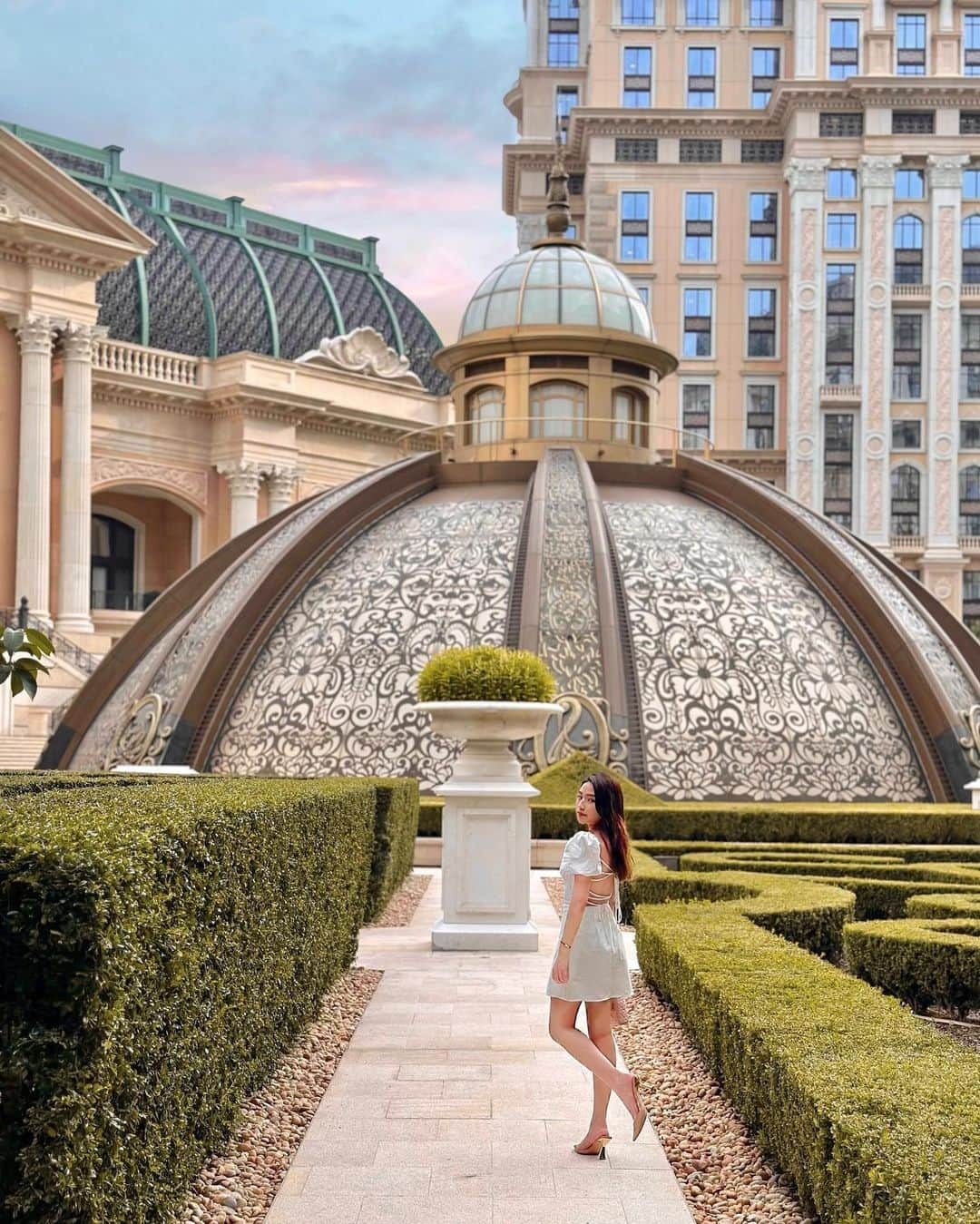 Moanna S.のインスタグラム：「Definitely recommend this hotel to all of you who are visiting macao soon!  📍: @grandlisboapalace  #GrandLisoboaPalace #DelightfulArtJourney #SummerinMacau #VirtuallyVersaillesMacau #VirtuallyVersailles」