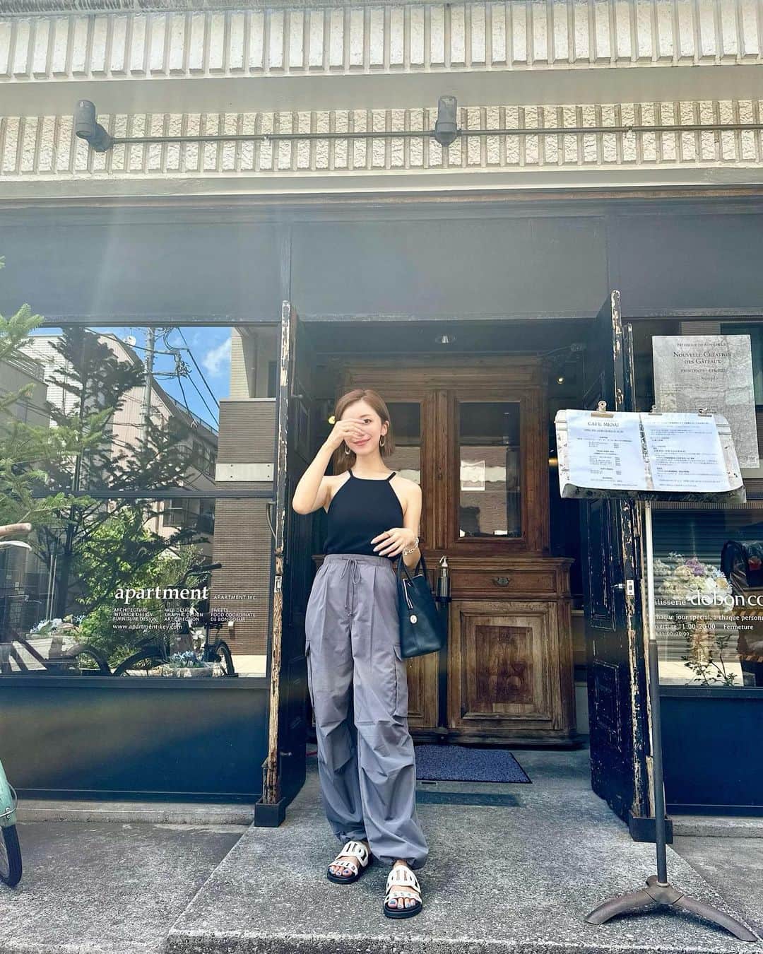 水野佐彩のインスタグラム：「・ @gu_for_all_ のカーゴパンツ2本目🩶 XSのこのサイズ感は最高✨ PLSTの綺麗目な落ち感のカーゴも メンズライクなGUのカーゴも どちらも可愛くて好き♡  #おちびコーデ #おちびの輪 #低身長コーデ #Sサイズコーデ #ママコーデ #ママライフ #2020年ベビー #女の子ママ #女の子ベビー #ブルベ夏 #ブルベ #ブルベサマー #ブライトサマー #ブライトスプリング #ソフトクラシック #ウェーブ #骨格診断ウェーブ​」