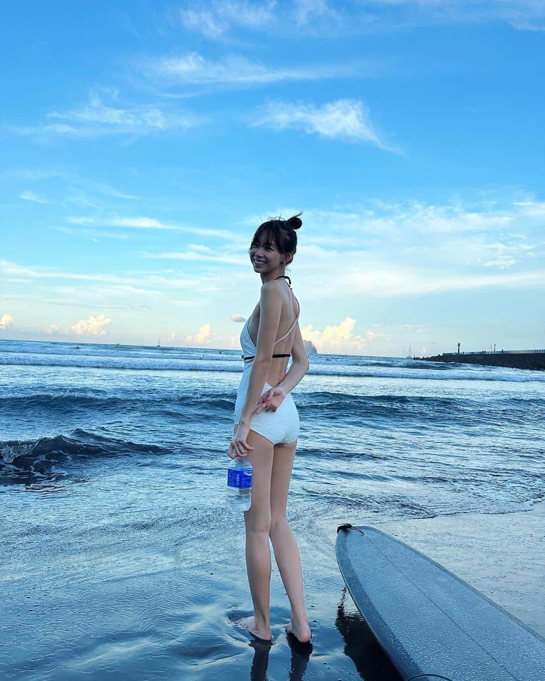 吳斐莉のインスタグラム：「喜歡哪一套 Douzo 🫣  最近重訓訓練有成 屁屁跟腿真的有長肉 看起來沒這麼瘦了吧🥹  (泳衣都tag在照片囉)  玄玄這件暗藏玄機 不露前面露側乳🤣  阿美的顏色超可愛 後面綁帶超Sexy～」