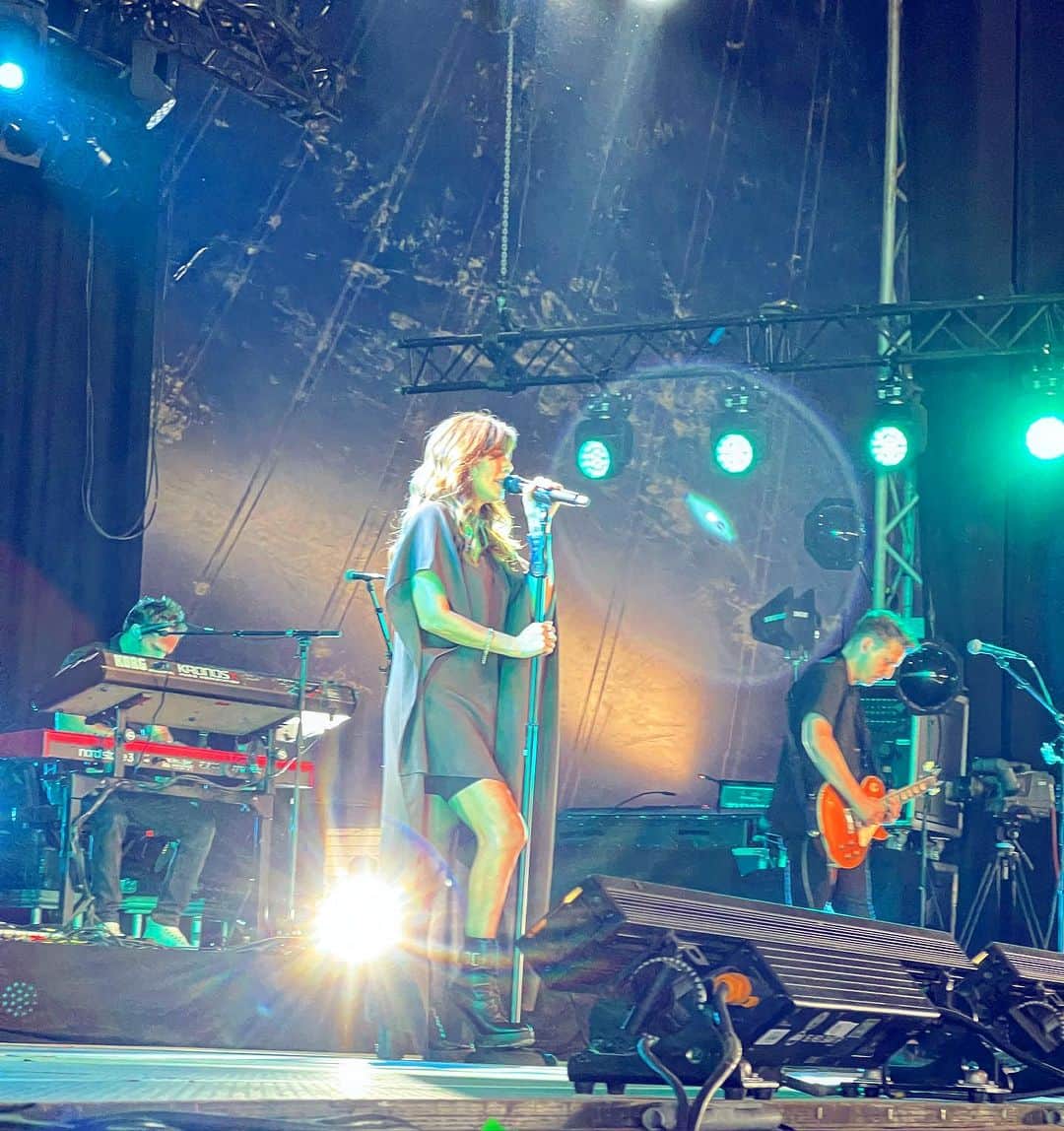 ナタリー・インブルーリアのインスタグラム：「Yesterday was one of my favourite gigs of the year! Thanks to everyone at @wfestival.official for bringing the L💜VE!   We also got to enjoy @thecardigansofficial set which was the highlight of my day. 🌻🦋💜  This one styled by me 😜 Dress: @tallermarmo (I’m obsessed.. feels like a superhero cape!)  📸 @karenrossiter」