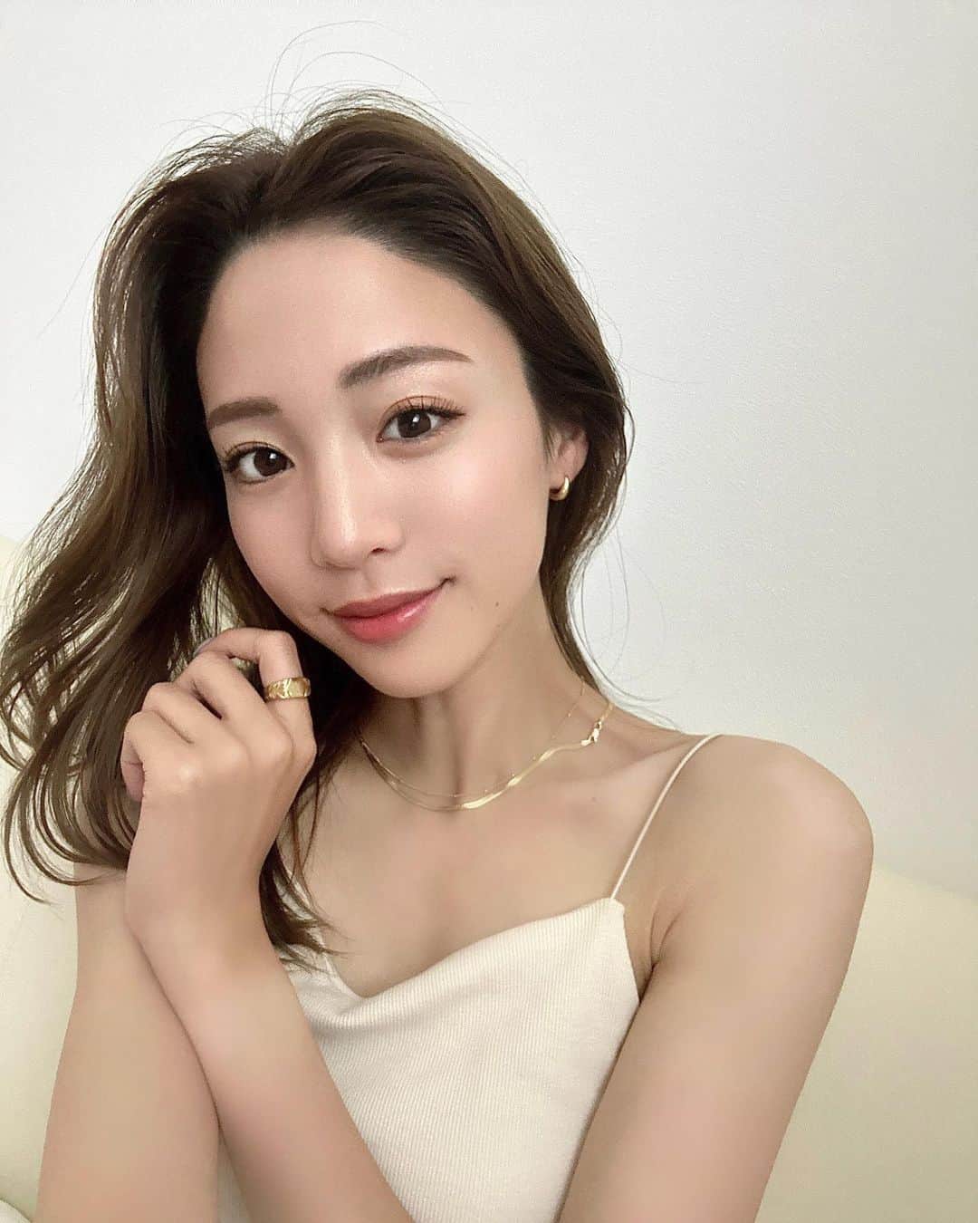 志田友美（ゆうみん）のインスタグラム：「@aletta_jewelry_official の新作ピアス💛  小ぶりで上品ですき😌」