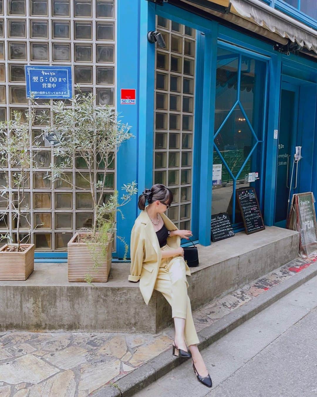 カオルコさんのインスタグラム写真 - (カオルコInstagram)「💙💛  街角で  タイミングがよくいつも座れるカフェ。サクッと打ち合わせして渋谷の人混みに戻る。 月末みっちりです。  #ootd @sea_japan  @chanelofficial  @therow  #きょコ  #ワーママ #lifestyle #cafe  #tokyo」8月28日 20時10分 - ka_ruk_