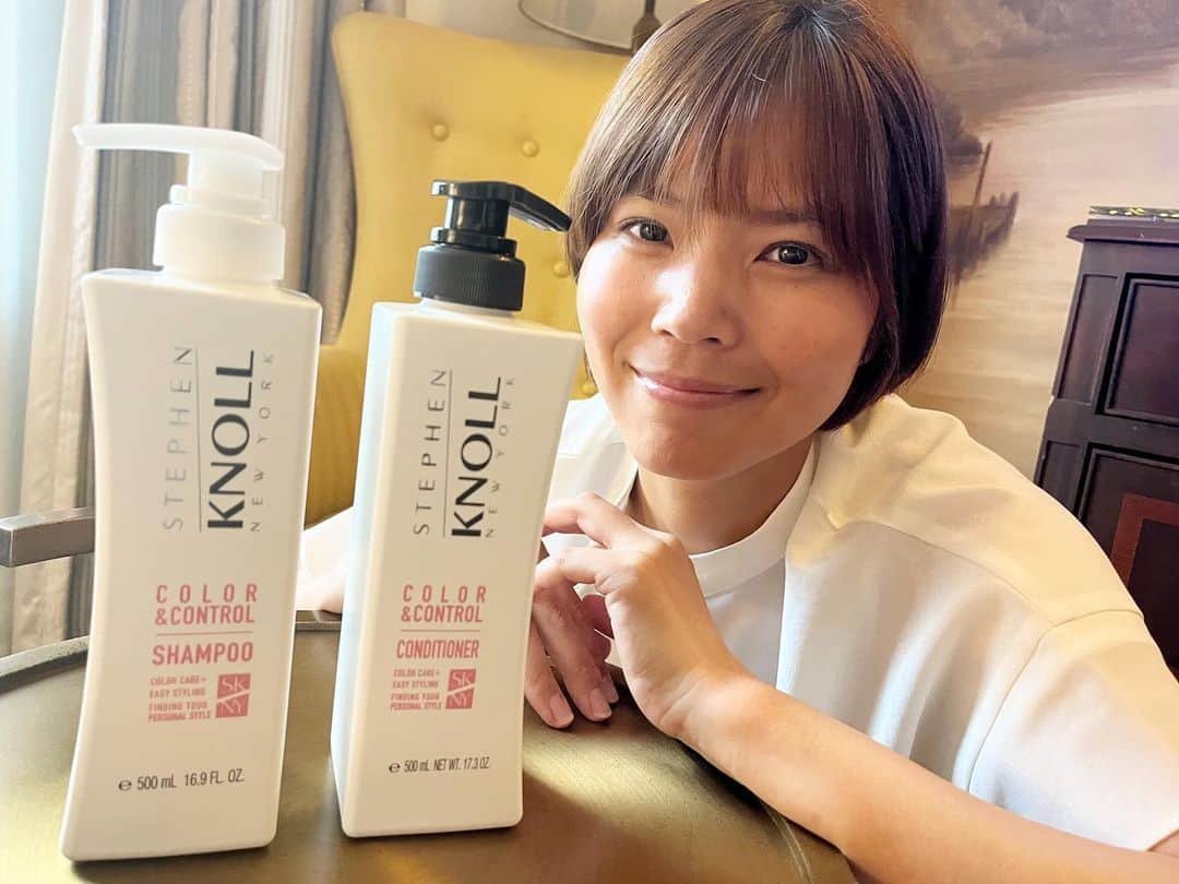 のインスタグラム：「テニスをしていると太陽の日差しを浴びて髪が傷んでしまいますよね。 ⁡ 私も染め始めてからは色落ちが早く、綺麗な状態が長く続かないのが悩みでした。 ⁡ そこで今回カラーの色落ちを防ぎ、ダメージの補修もしてくれるスティーブンノルの カラーコントロールシャンプーWとカラーコントロールコンディショナーWを使ってみました！ ⁡ まず香りがすごく良くて心がリラックスできます✨ シャンプーの香りって結構大事。 ⁡ そしてスティーブンノルを使い始めてからも日中外に出ていることが多いのですが、カラーの色落ちが目立ちにくくツヤ感が残っている感じがして私にぴったりのバスアイテムです！ ⁡ 女性の方なら誰でも髪は綺麗にキープしたいと思うので、このスティーブンノルおすすめです💡 ⁡ ⁡  @skny_jpn  #スティーブンノル #シャンプー #コンディショナー #ヘアケア #髪 #カラーダメージ #色落ち #カラーケア #カラーコントロール #pr  ⁡ ⁡」
