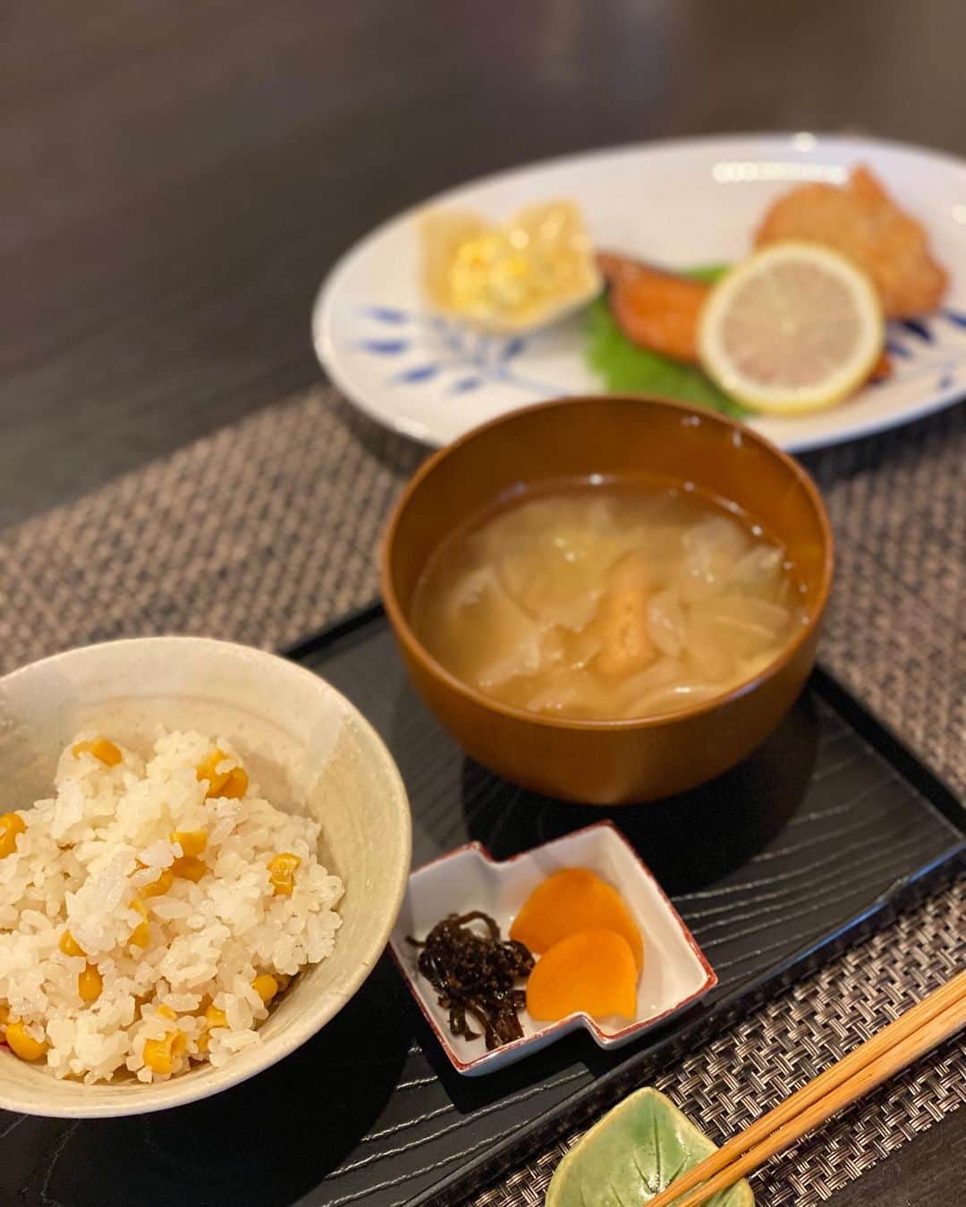 前川由希子さんのインスタグラム写真 - (前川由希子Instagram)「・ ちょっと久々の神代邸。 @koujirotei   @morio.maki ちゃんからずっとリクエストもらってた 神代邸さんに、久々にお邪魔できた！  いつ来てもホッと落ち着く〜。 そして、器好きとしては、 何度見ても「わぁ♡」ってなる前菜の数々。 これだけの器と料理に、どれだけ手間暇が かけられてるんだろう。。と考えると、 この上なく贅沢な気がする🥹 贅沢を噛み締めながら、デザートまで 一つ残らず美味しく完食です。  ホントに好き♡  また来月、少し涼しくなった頃に。。 楽しみ！  @koujirotei  #神代邸  #神代邸ランチ  #豆皿  #豆皿ごはん  #豆皿ランチ  #福岡グルメ  #福岡ランチ  #福岡和食  #福岡和食ランチ  #福岡古民家レストラン  #福岡古民家ランチ  #完全予約制  #福岡予約困難店」8月28日 20時12分 - maekawa.yukiko