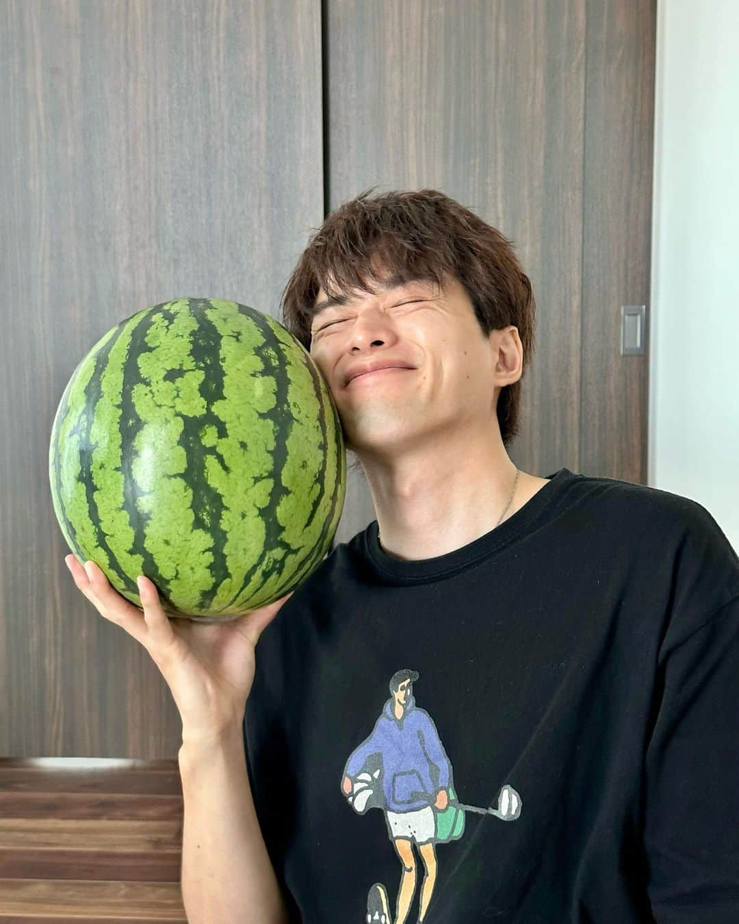 白洲迅さんのインスタグラム写真 - (白洲迅Instagram)「すいかは玉買いで🍉  『転職の魔王様』第7話 嵐、天間ついに対峙。 今夜10時〜 ご覧ください👼 #転職の魔王様」8月28日 20時12分 - jin_shirasu_official