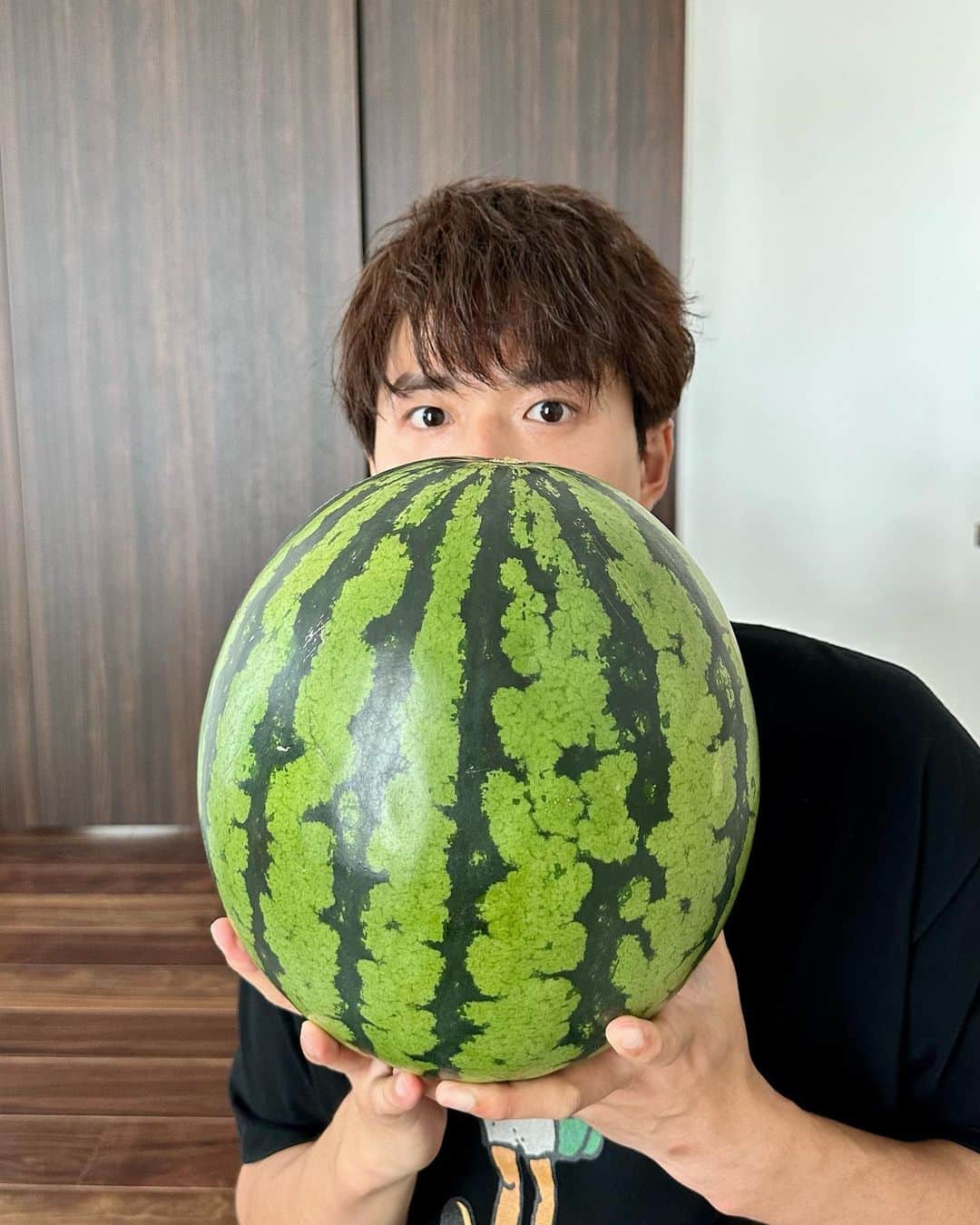 のインスタグラム：「すいかは玉買いで🍉  『転職の魔王様』第7話 嵐、天間ついに対峙。 今夜10時〜 ご覧ください👼 #転職の魔王様」