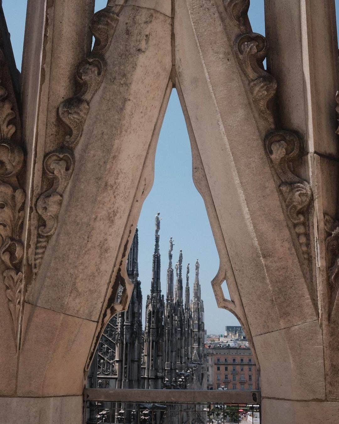 Boran Kuzumのインスタグラム：「top of Duomo, 38°C」